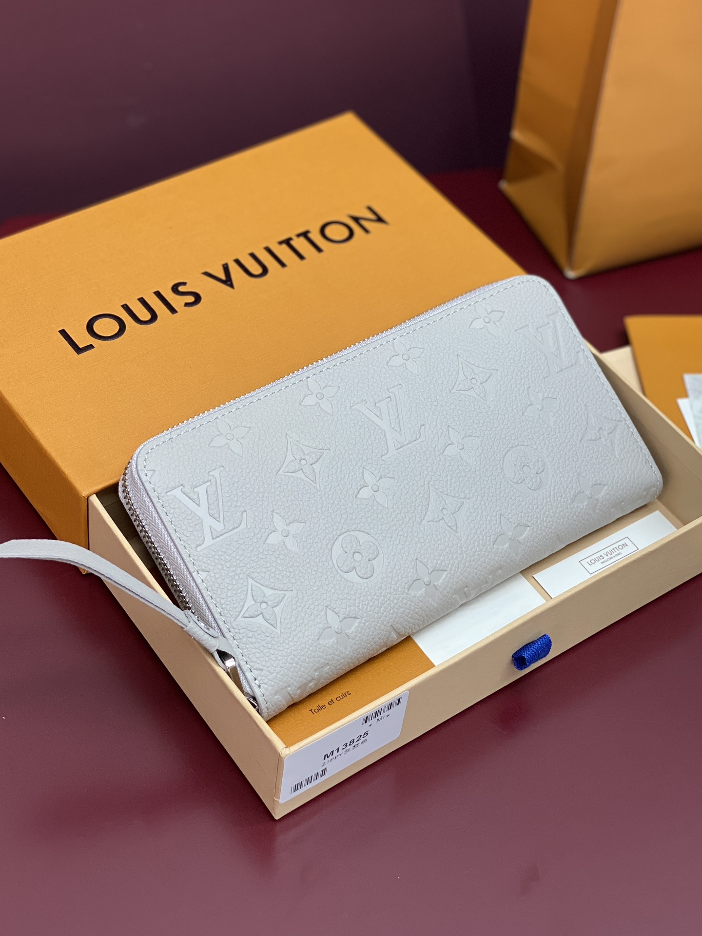 NO:673123,M13825 gray fog color!  Changing code chip!  The classic Zippy zipper wallet is made of exquisite and soft Monogram Empreinte leather. It has spacious capacity and exquisite gold accessories. It shows elegance in a low-key manner. size 19.5X10cm, LV wallet, louis vuitton, wallets19860909M13825 灰雾色！变码芯片！ 造型经典的 Zippy 拉链钱夹以精致而柔软的 Monogram Empreinte 皮革制成 宽敞的容量和精致的金色配件 低调中尽显优雅气质 size 19.5X10cm,LV钱包,louis vuitton,wallets,欧美剧