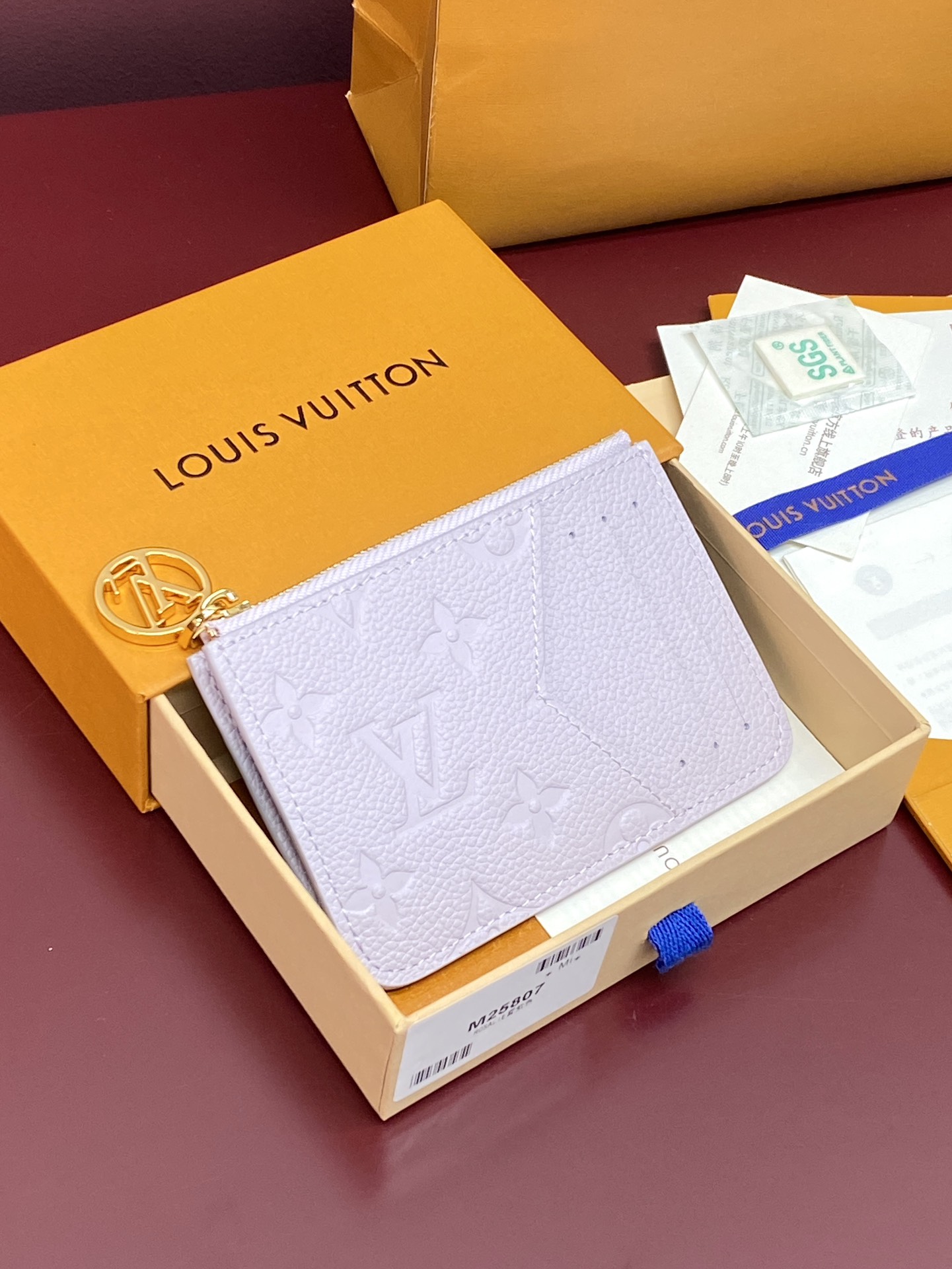 NO:673109,M25807 Fog Purple! Changing code chip! Rosalie coin purse! Reimagined in a chic Misty hue, this Rosalie coin purse will add a touch of sophistication to any accessory collection. Crafted from signature Monogram Empreinte leather, the wallet features gold-tone hardware for a refined touch and well-organized interior compartments for safe storage of valuables. 11 x 8 x 2.5 cm (length x height x width)., LV wallet, louis vuitton, wallets19860909M25807 雾紫色！变码芯片！Rosalie 零錢包！這款Rosalie零錢包以別緻的Misty色調重新演繹,可為任何配飾系列增添一抹素雅色彩.錢包選用標誌性Monogram Empreinte皮革製作,以金色金屬件注入精緻格調,井井有條的內部間隔可妥善存放貴重物品.11 x 8 x 2.5 厘米 (長度 x 高度 x 闊度).,LV钱包,louis vuitton,wallets,欧美剧