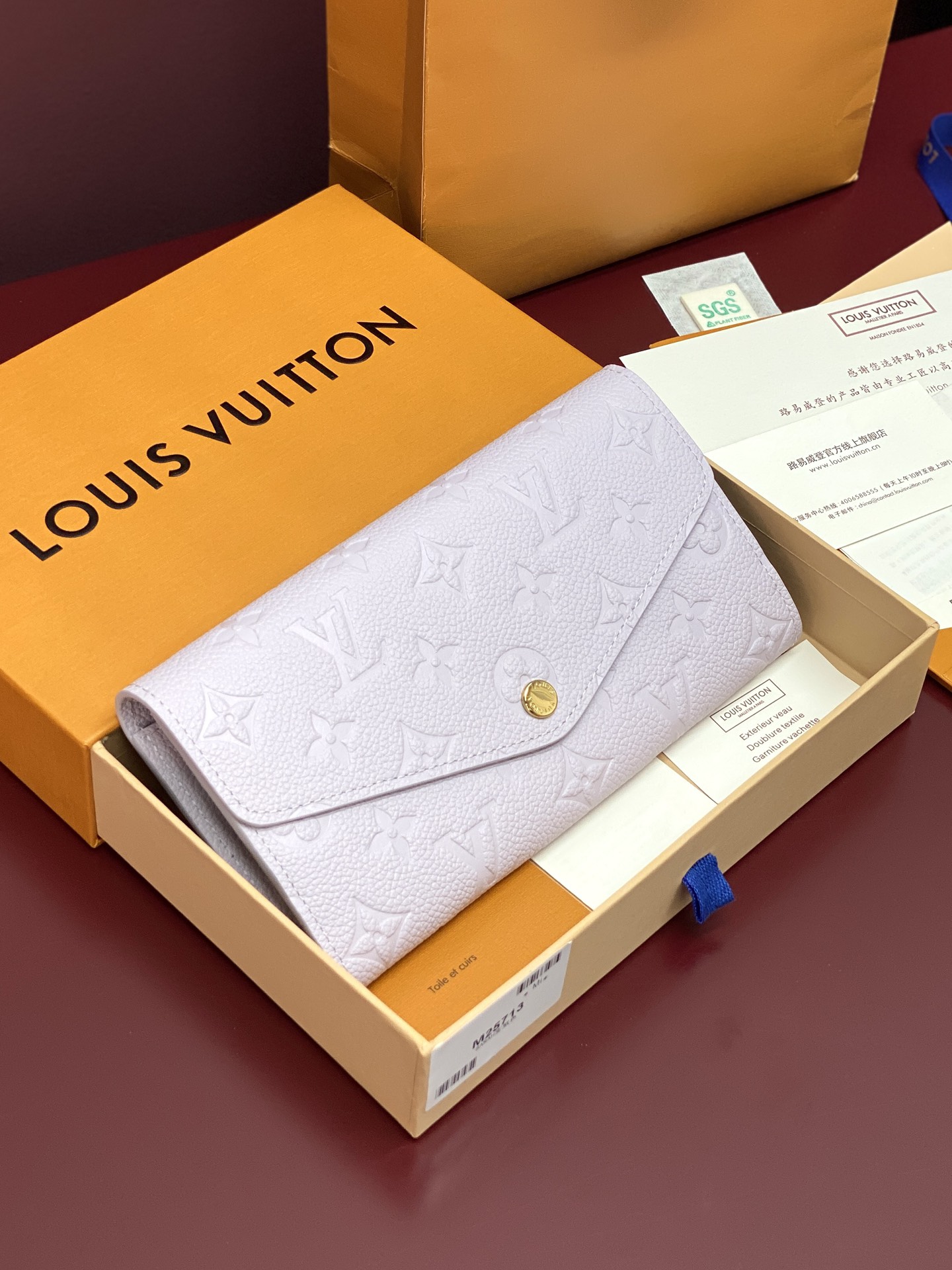 NO:673099,M25713 Fog Purple!  Changing code chip!  This Sarah wallet is made of Monogram Empreinte leather embossed with the classic Monogram pattern, with an envelope-style flap opening for credit cards and a zippered coin pocket. Detailed features: 19 x 10.5 x 2 cm (length x height x width)., LV wallet, louis vuitton, wallets19860909M25713 雾紫色！变码芯片！本款 Sarah 钱夹为 Monogram Empreinte 皮革压印经典 Monogram 图案,以信封式翻盖开启信用卡卡片夹层和拉链零钱袋. 详细特征19 x 10.5 x 2厘米(长度 x 高 x 宽).,LV钱包,louis vuitton,wallets,欧美剧