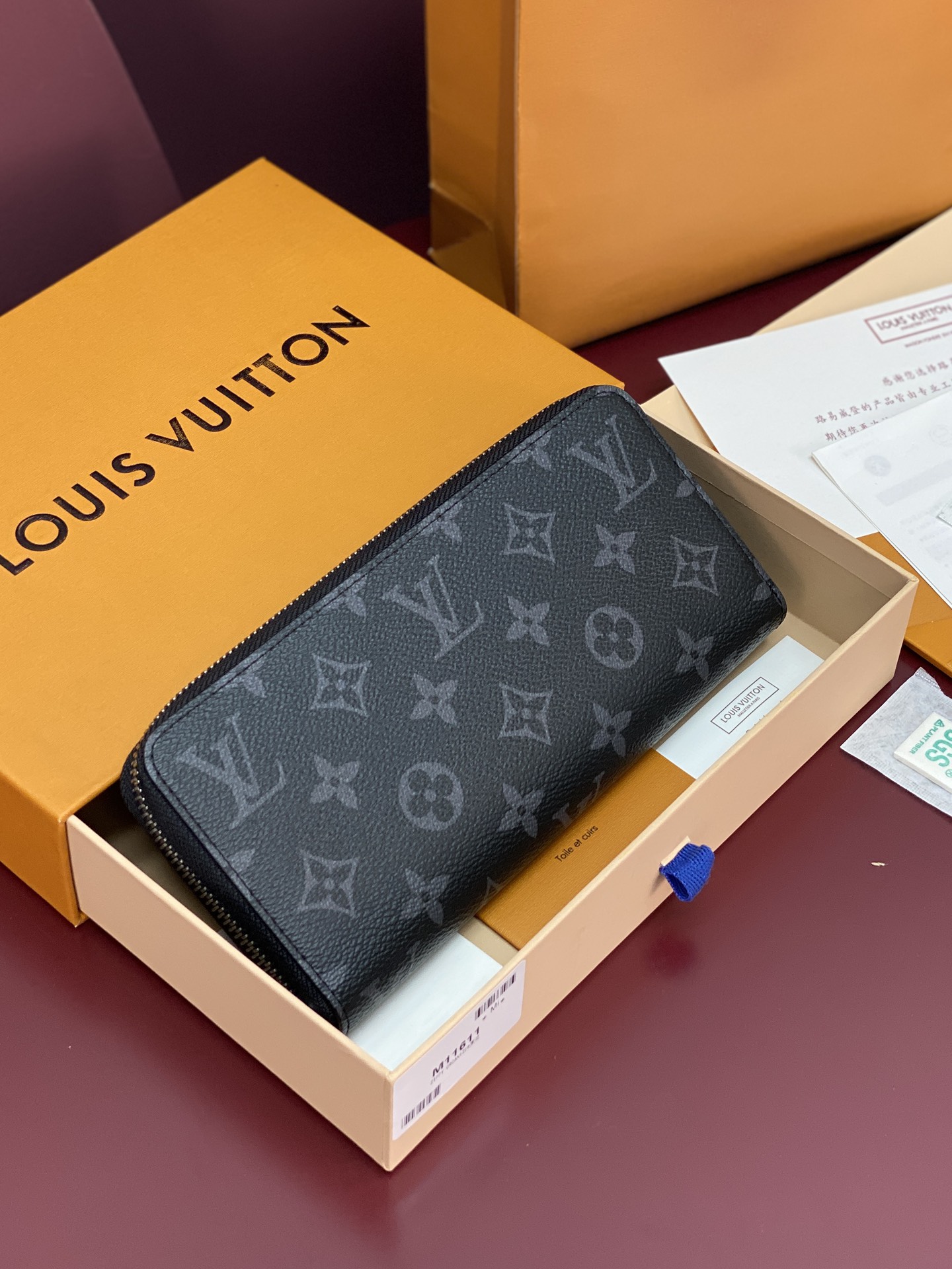 NO:673434,M11611 Black flower!  The practical Zippy wallet in Monogram canvas contains spacious compartments, a zippered coin pocket and multiple credit card slots. The wallet is named for its secure wrap-around zipper and is lined with grained leather. Fully functional, it can also be used as a clutch. 19.5 x 10.5 x 2.5 cm (length x height x width), LV wallet, louis vuitton, wallets, handbag19860909M11611 黑花！此款 Zippy 拉链钱夹由 Monogram 帆布制成,具有实用性,包含宽敞隔层、一个拉链硬币袋和多个信用卡槽.该钱夹因其牢靠的环绕式拉链而得名,配有粒面皮革内衬.功能齐全,亦可用作手拿包.19.5 x 10.5 x 2.5厘米 (长度 x 高 x 宽),LV钱包,louis vuitton,wallets,handbag,欧美剧