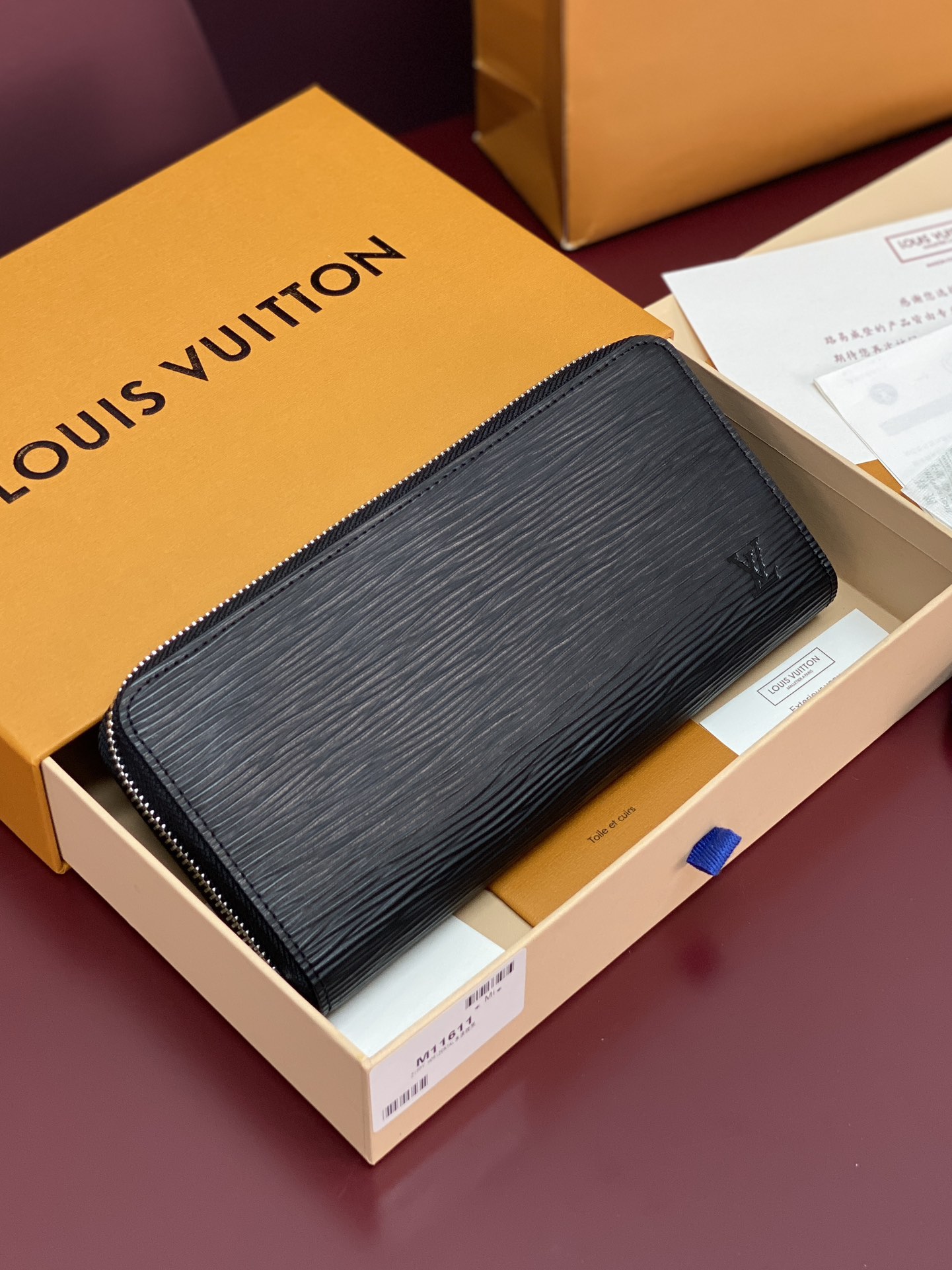 NO:673437,M11611 Water ripples!  The practical Zippy wallet in Monogram canvas contains spacious compartments, a zippered coin pocket and multiple credit card slots. The wallet is named for its secure wrap-around zipper and is lined with grained leather. Fully functional, it can also be used as a clutch. 19.5 x 10.5 x 2.5 cm (length x height x width), LV wallet, louis vuitton, wallets, handbag19860909M11611 水波纹！此款 Zippy 拉链钱夹由 Monogram 帆布制成,具有实用性,包含宽敞隔层、一个拉链硬币袋和多个信用卡槽.该钱夹因其牢靠的环绕式拉链而得名,配有粒面皮革内衬.功能齐全,亦可用作手拿包.19.5 x 10.5 x 2.5厘米 (长度 x 高 x 宽),LV钱包,louis vuitton,wallets,handbag,欧美剧