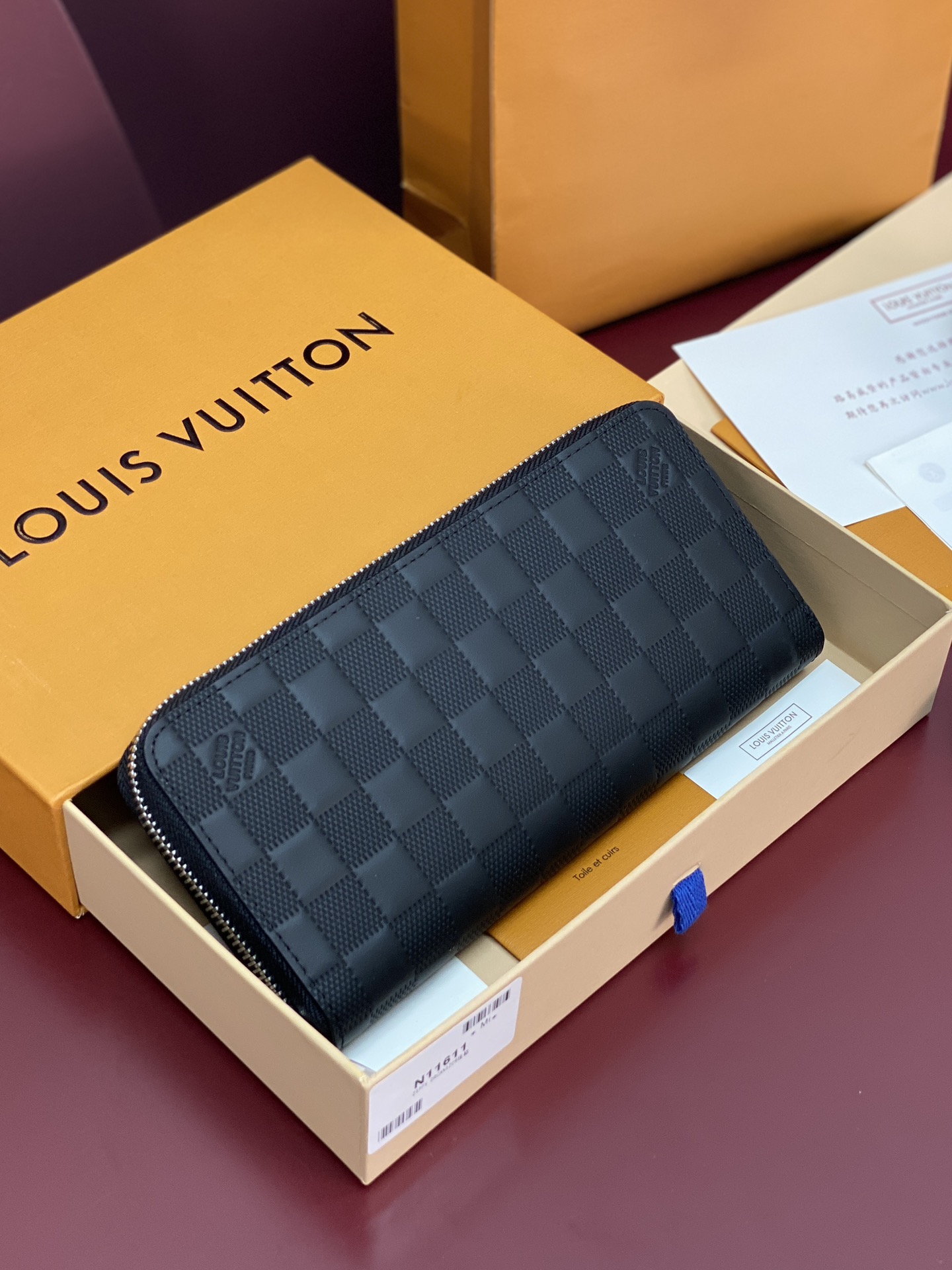 NO:673445,M11611 Pressure!  The practical Zippy wallet in Monogram canvas contains spacious compartments, a zippered coin pocket and multiple credit card slots. The wallet is named for its secure wrap-around zipper and is lined with grained leather. Fully functional, it can also be used as a clutch. 19.5 x 10.5 x 2.5 cm (length x height x width), LV wallet, louis vuitton, wallets, handbag19860909M11611 压格！此款 Zippy 拉链钱夹由 Monogram 帆布制成,具有实用性,包含宽敞隔层、一个拉链硬币袋和多个信用卡槽.该钱夹因其牢靠的环绕式拉链而得名,配有粒面皮革内衬.功能齐全,亦可用作手拿包.19.5 x 10.5 x 2.5厘米 (长度 x 高 x 宽),LV钱包,louis vuitton,wallets,handbag,欧美剧