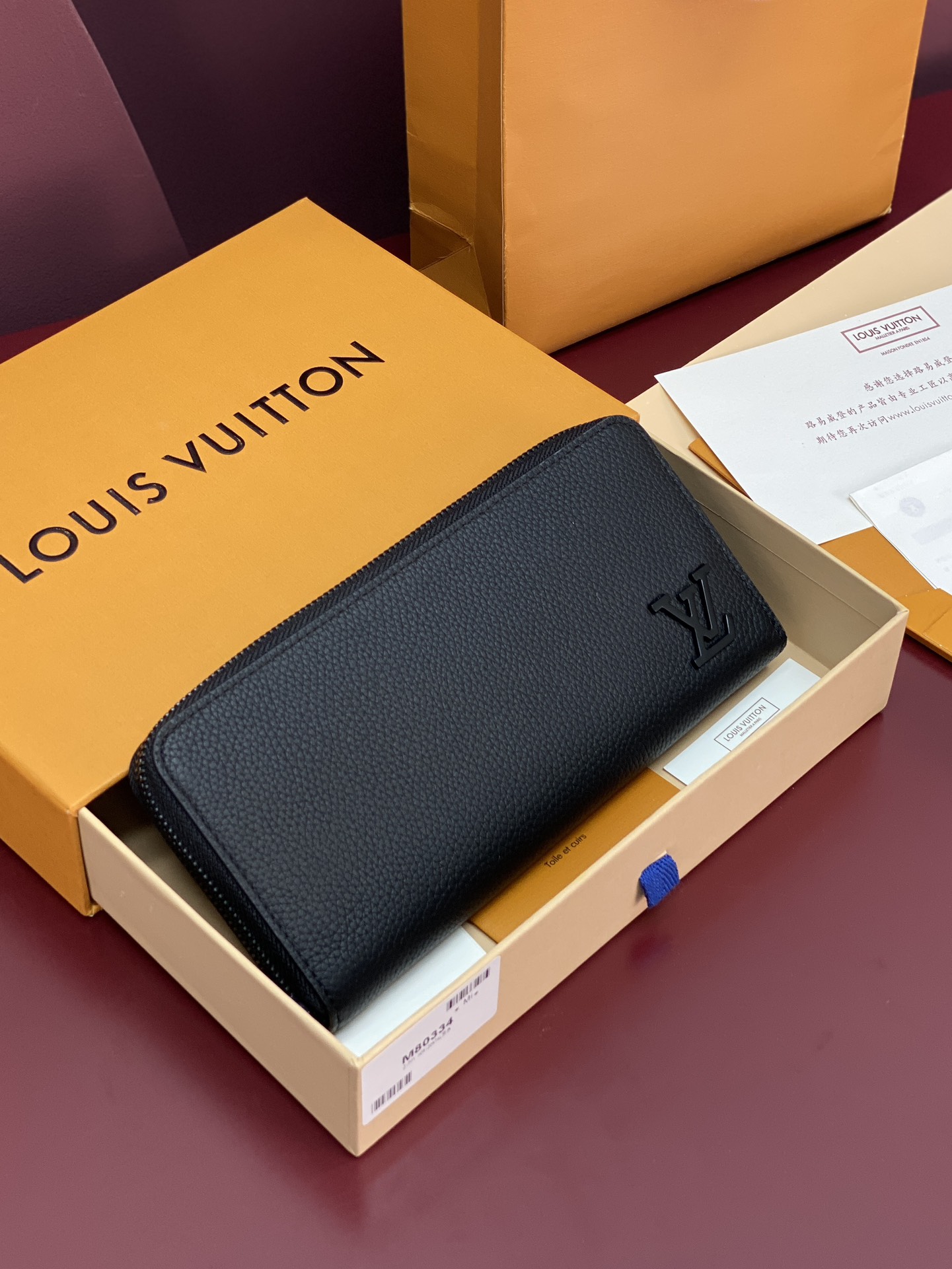 NO:673451,M80334 black!  Aerogram leather exudes a refined atmosphere and Maison Ms's unique casual personality 'Zippy Wallet Vertical'. It uses extremely smooth and high-quality black cowhide that is reminiscent of vintage aviation letters, and is decorated with tonal metallic LV initials. There are abundant slots and compartments on the inside of the secure zipper opening, which is perfect for modern men who like large-capacity and multi-functional wallets. Size 10 x 20 x 2 cm., LV wallet, louis  vuitton,wallets,cowhide19860909M80334 黑色！Aerogram皮革散发着精致的氛围和Maison Ms特有的随意个性的“Zippy Wallet Vertical”.使用了让人联想到复古的航空书信的无比柔顺优质的黑色牛皮,装饰了色调的金属制的LV首字母.安全拉链式开合式开口内侧有丰富的插槽和隔间,非常适合喜欢大容量且多功能钱包的现代男性. 尺寸10 x 20 x 2 cm.,LV钱包,louis vuitton,wallets,cowhide,欧美剧