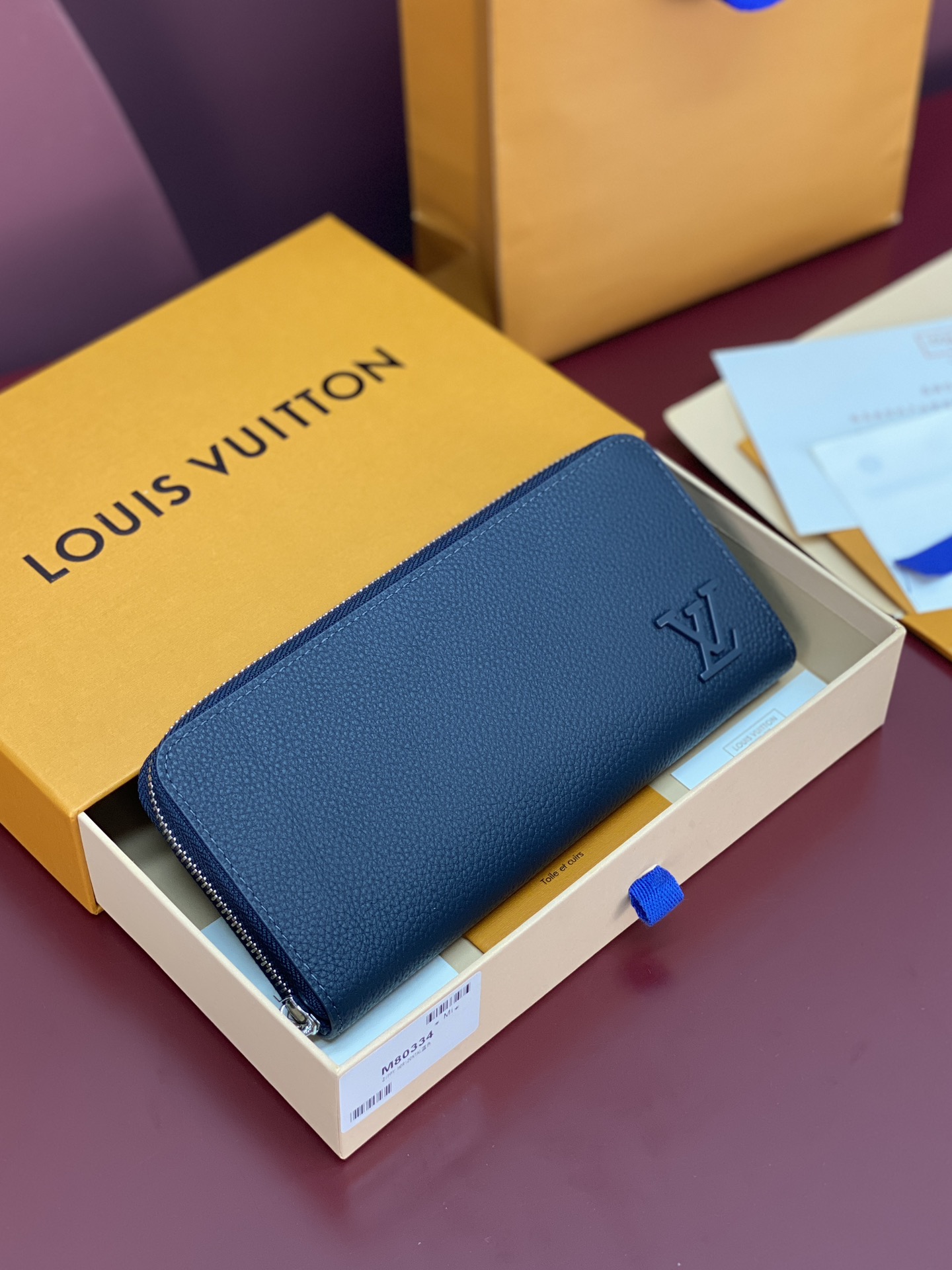 NO:673424,M80334 blue!  Aerogram leather exudes a refined atmosphere and Maison Ms's unique casual personality 'Zippy Wallet Vertical'. It uses extremely smooth and high-quality black cowhide that is reminiscent of vintage aviation letters, and is decorated with tonal metallic LV initials. There are abundant slots and compartments on the inside of the secure zipper opening, which is perfect for modern men who like large-capacity and multi-functional wallets. Size 10 x 20 x 2 cm., LV wallet, louis  vuitton,wallets,cowhide19860909M80334 蓝色！Aerogram皮革散发着精致的氛围和Maison Ms特有的随意个性的“Zippy Wallet Vertical”.使用了让人联想到复古的航空书信的无比柔顺优质的黑色牛皮,装饰了色调的金属制的LV首字母.安全拉链式开合式开口内侧有丰富的插槽和隔间,非常适合喜欢大容量且多功能钱包的现代男性. 尺寸10 x 20 x 2 cm.,LV钱包,louis vuitton,wallets,cowhide,欧美剧