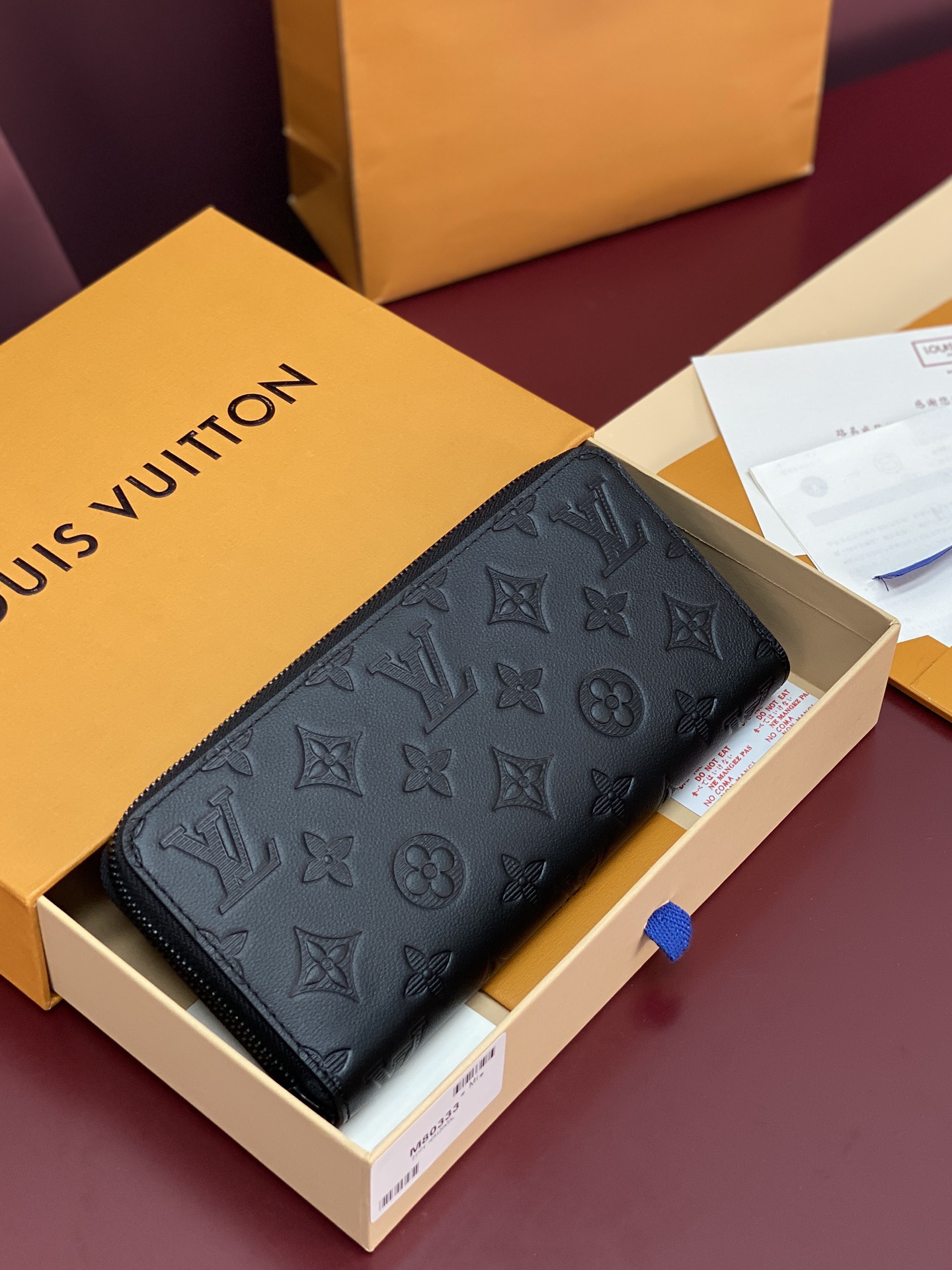 NO:673427,M80333 black!  As one of the representative pieces, this practical Zippy wallet made of Monogram canvas contains spacious compartments, a zipped coin pocket and multiple credit card slots. The wallet is named for its sturdy wrap-around zipper and is lined with grained leather. Fully functional, it can also be used as a clutch. 19.5 x 10.5 x 2.5 cm (length x height x width)., LV wallet, louis vuitton, wallets, handbag19860909M80333 黑色！作为代表性作品之一,此款 Zippy 拉链钱夹由 Monogram 帆布制成,具有实用性,包含宽敞隔层、一个拉链硬币袋和多个信用卡槽.该钱夹因其牢靠的环绕式拉链而得名,配有粒面皮革内衬.功能齐全,亦可用作手拿包.19.5 x 10.5 x 2.5厘米 (长度 x 高 x 宽).,LV钱包,louis vuitton,wallets,handbag,欧美剧