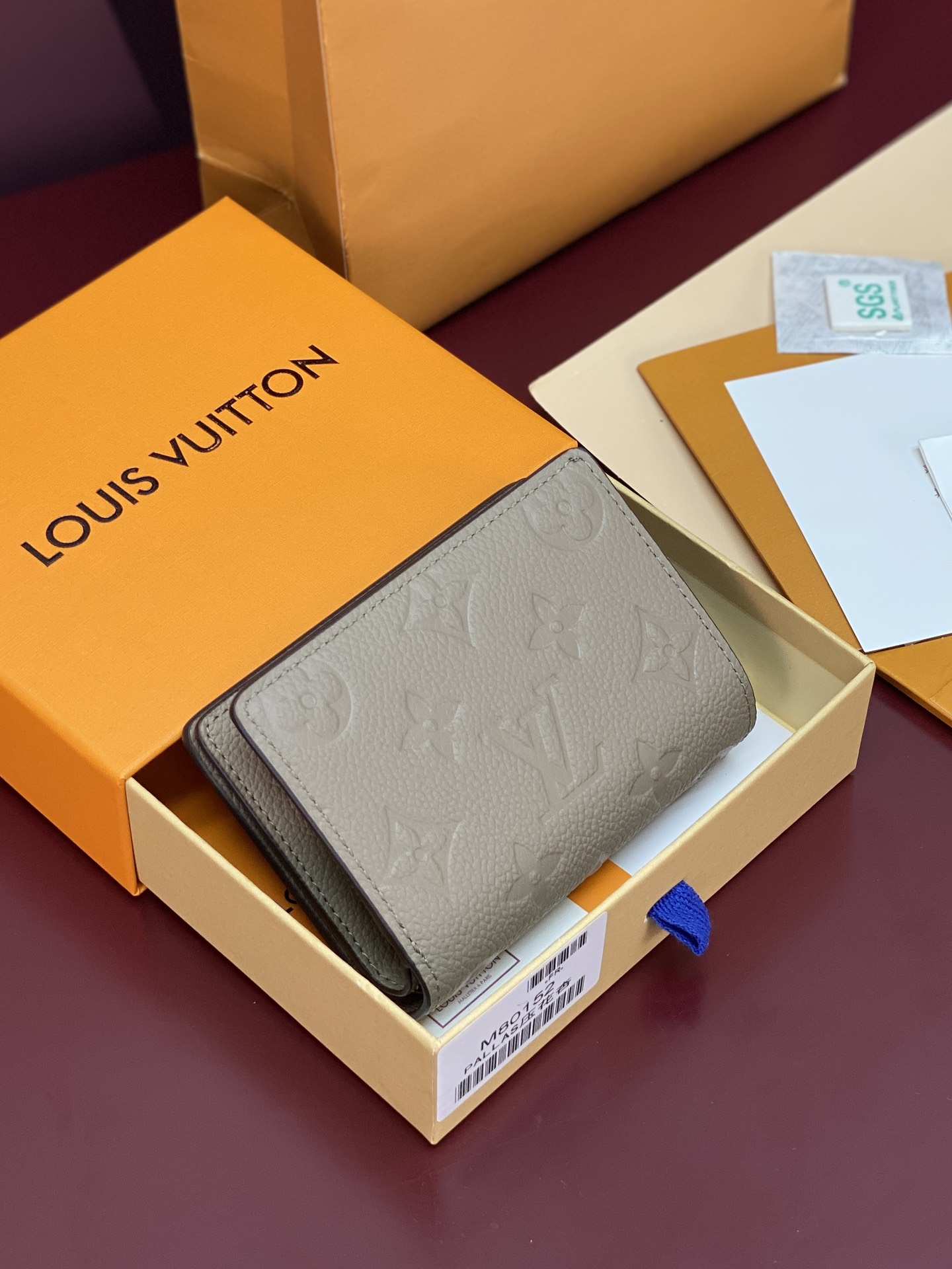 NO:673390,M80152 Apricot embossed! The Cléa wallet is made of Monogram Empreinte soft grained cowhide, decorated with Louis Vuitton's signature Monogram pattern. This model is known for its stylish design, which is both compact and spacious. It has an outer pocket, a zippered coin pocket, a note compartment and six card slots size11x8.5x3.5cm.,LV wallet,louis vuitton,louis vuitton,wallets,cowhide19860909M80152 杏色压花！Cléa钱夹采用Monogram Empreinte柔软粒面牛皮制成,饰有路易威登标志性Monogram图案.这种型号以其时尚的设计著称,既紧凑又宽敞.它有一个外袋,一个拉链硬币袋,一个纸币隔层和六个卡槽 size11x8.5x3.5cm.,LV钱包,louis vuitton,louis vuitton,wallets,cowhide,欧美剧