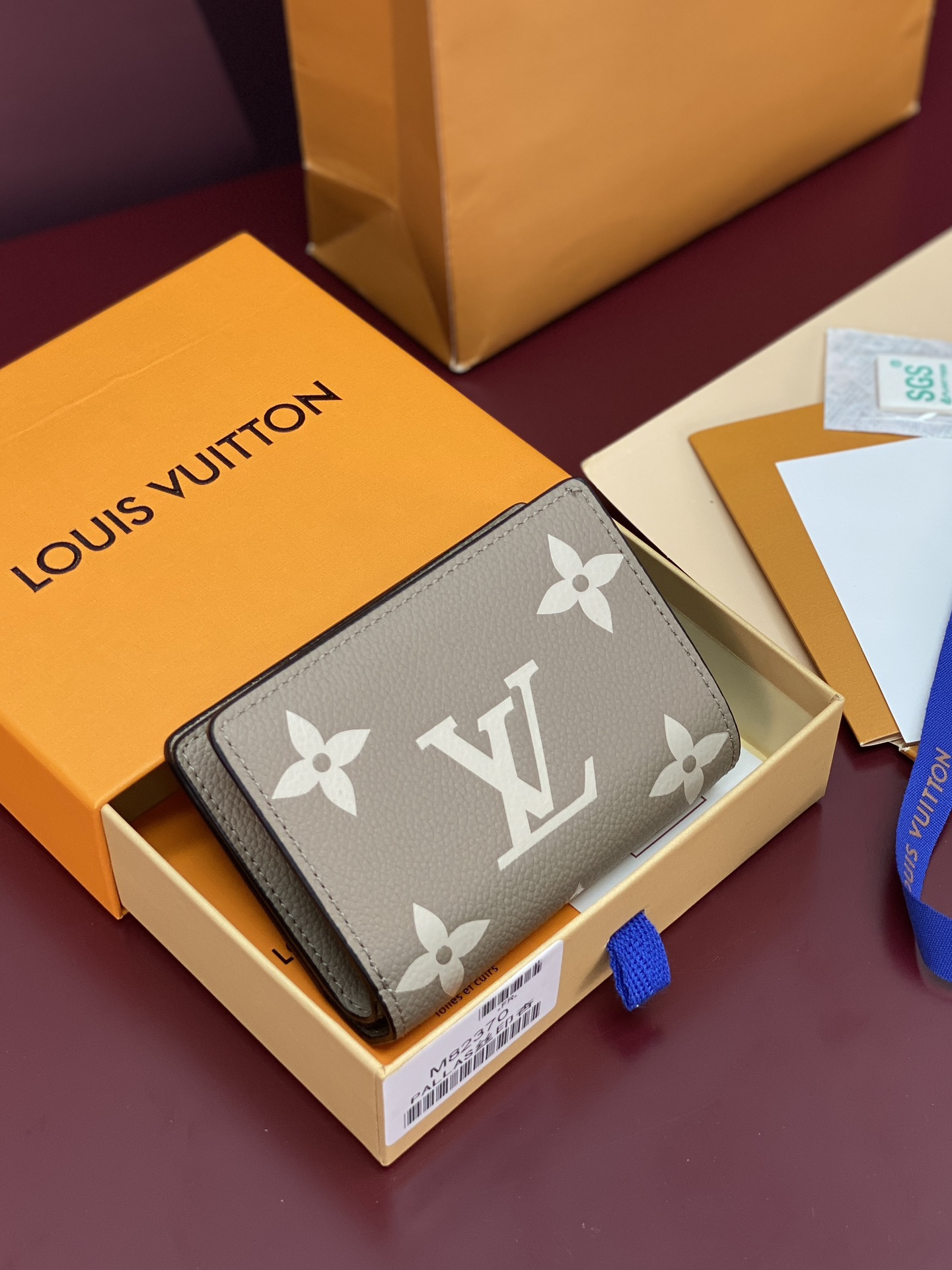 NO:673396,M82370 apricot silk screen! The Cléa wallet is made of Monogram Empreinte soft grained cowhide, decorated with Louis Vuitton's signature Monogram pattern. This model is known for its stylish design, which is both compact and spacious. It has an outer pocket, a zippered coin pocket, a note compartment and six card slots size11x8.5x3.5cm.,LV wallet,louis vuitton,louis vuitton,wallets,cowhide19860909M82370 杏色丝印！Cléa钱夹采用Monogram Empreinte柔软粒面牛皮制成,饰有路易威登标志性Monogram图案.这种型号以其时尚的设计著称,既紧凑又宽敞.它有一个外袋,一个拉链硬币袋,一个纸币隔层和六个卡槽 size11x8.5x3.5cm.,LV钱包,louis vuitton,louis vuitton,wallets,cowhide,欧美剧