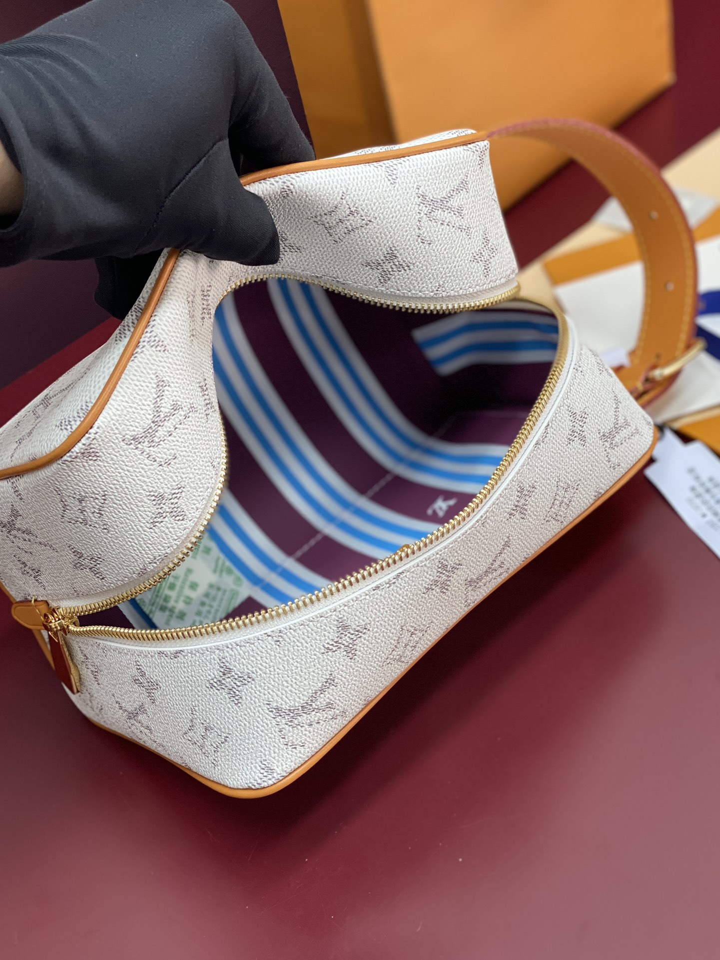 M14839 白条纹！芯版版！LOCKER DOPP KIT 盥洗袋取材 Pharrell Willia