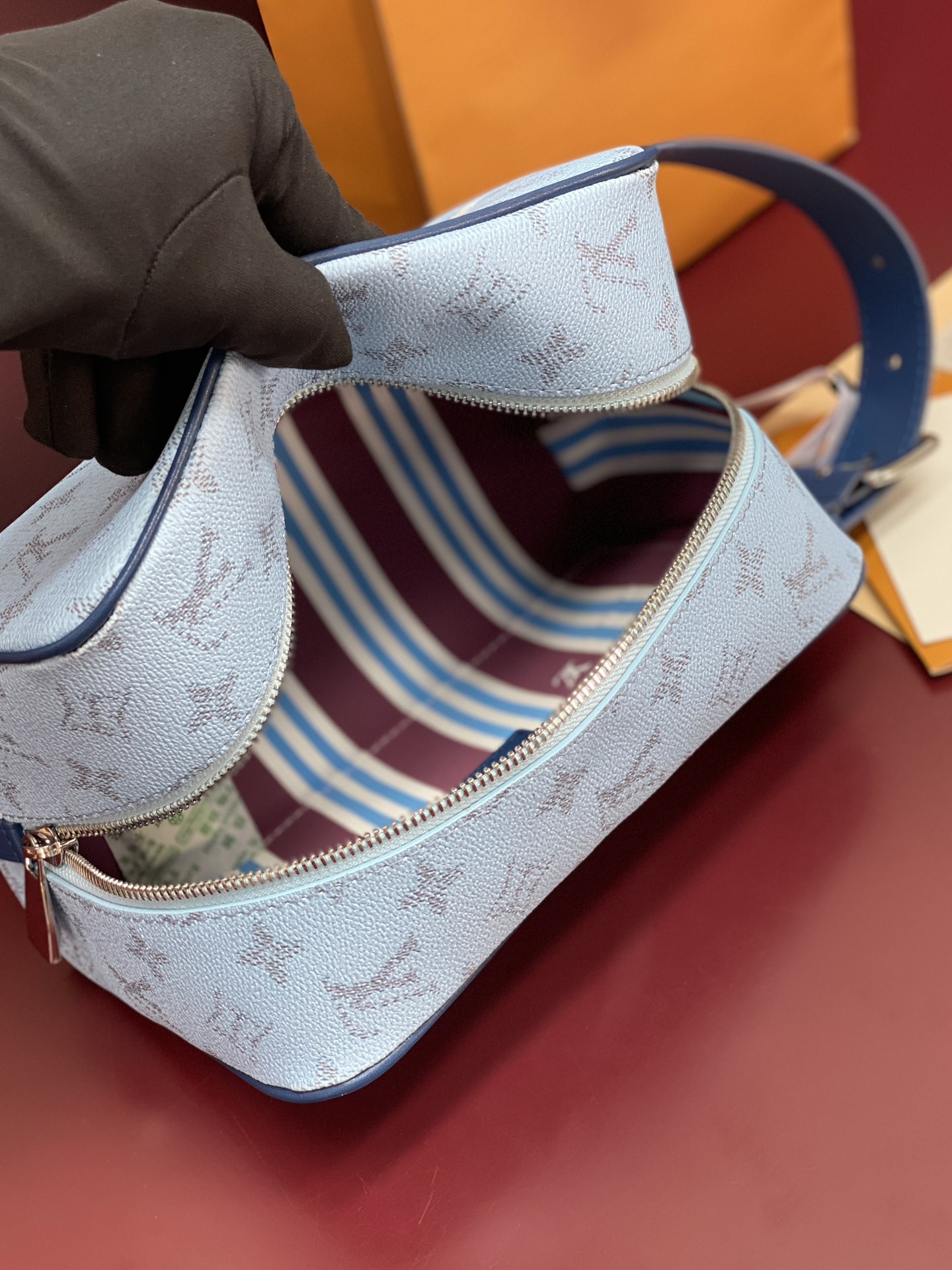 M14839 蓝条纹！芯版版！LOCKER DOPP KIT 盥洗袋取材 Pharrell Willia