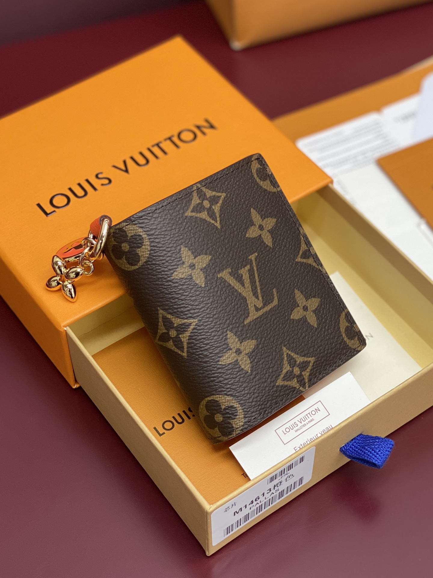 NO:673400,M14613 Orange!  This compact accessory deftly blends classic and modern. It is made of iconic Monogram canvas material and opens to reveal a leather lining in bright colors. This practical yet playful design is embellished with an enamel charm and a metal charm, both decorated with Louis Vuitton's signature Monogram floral pattern. It can be used to store banknotes, coins and three cards. 9x10x2.5cm., LV wallet, louis vuitton, louis vuitton, wallets19860909M14613 橙色！这款小巧的配饰巧妙地融合了经典与时尚.它采用标志性的Monogram帆布材质制成,打开后可见鲜艳色彩对比的皮革衬里.这款既实用又充满趣味的设计点缀着一个珐琅饰件和一个金属饰件,两者均饰有路易威登标志性的Monogram花卉图案.它可用于存放钞票、硬币和三张卡片.9x10x2.5cm.,LV钱包,louis vuitton,louis vuitton,wallets,欧美剧