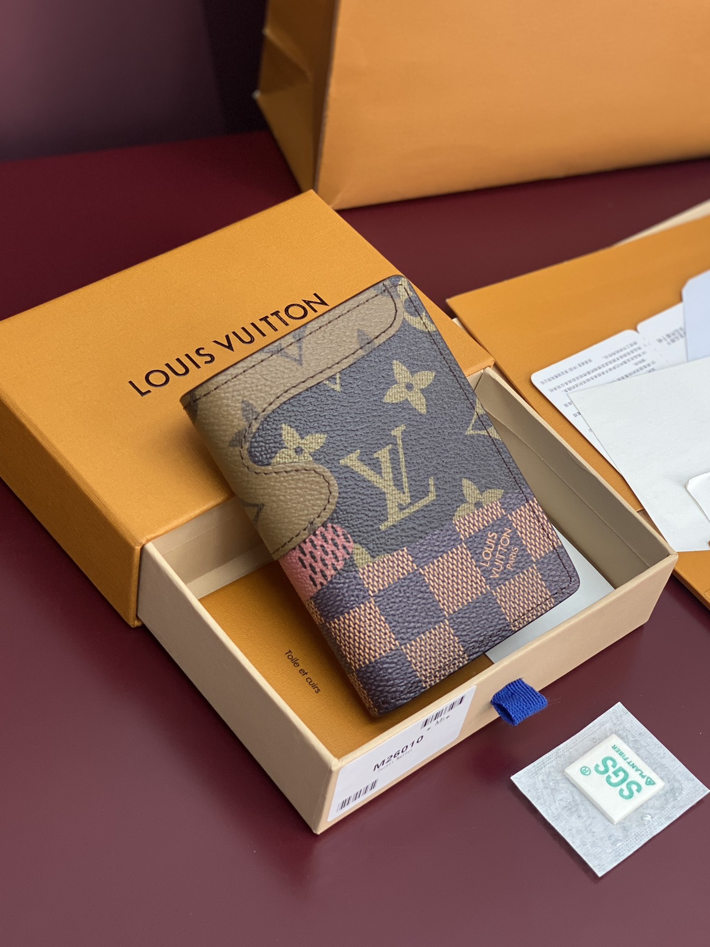 NO:673402,M26010 splicing!  Pocket wallet!  This pocket wallet is from the Monogram Landscape series. It is made of Monogram canvas with Monogram Reverse and Damier canvas patches sewn on the surface. It uses multiple classic elements of the brand to construct an abstract landscape pattern. The compact structure can be easily stored in most pockets. 11.1 x 1 x 7.5 cm (height x width x length)., LV wallet, louis vuitton, versace, wallets19860909M26010 拼接！口袋钱夹！本款口袋钱夹出自 Monogram Landscape 系列,为 Monogram 帆布表面缝制 Monogram Reverse 和 Damier 帆布贴饰,以品牌多重经典元素构筑抽象风景图案.精巧构型可轻松收入多数口袋. 11.1 x 1 x 7.5 厘米 (高 x 宽 x 长度).,LV钱包,louis vuitton,versace,wallets,欧美剧