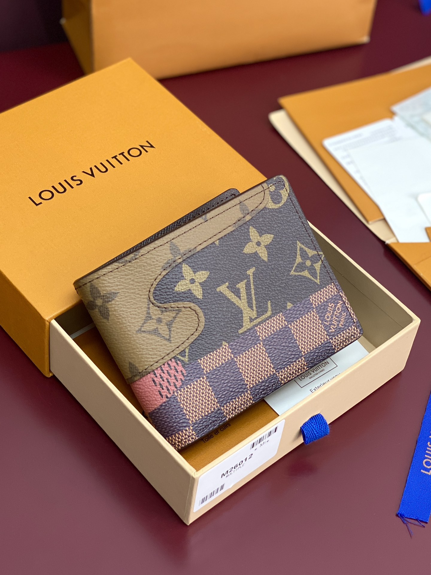 NO:673404,M26012 splicing!  SLENDER Wallet!  This Slender wallet is made of Monogram coated canvas with Damier and Monogram Reverse canvas details, making a modern appearance in the Monogram Landscape series with a unique pattern. The compact structure has multiple card slots and banknote compartments. 8.5 x 2 x 11 cm (height x width x length)., LV wallet, louis vuitton, versace, wallets19860909M26012 拼接！SLENDER 钱夹！本款 Slender 钱夹为 Monogram 涂层帆布融入 Damier 和 Monogram Reverse 帆布细节,以别致图案摩登亮相 Monogram Landscape 系列.紧凑构型内设多重卡片夹层和钞票隔层. 8.5 x 2 x 11 厘米 (高 x 宽 x 长度).,LV钱包,louis vuitton,versace,wallets,欧美剧