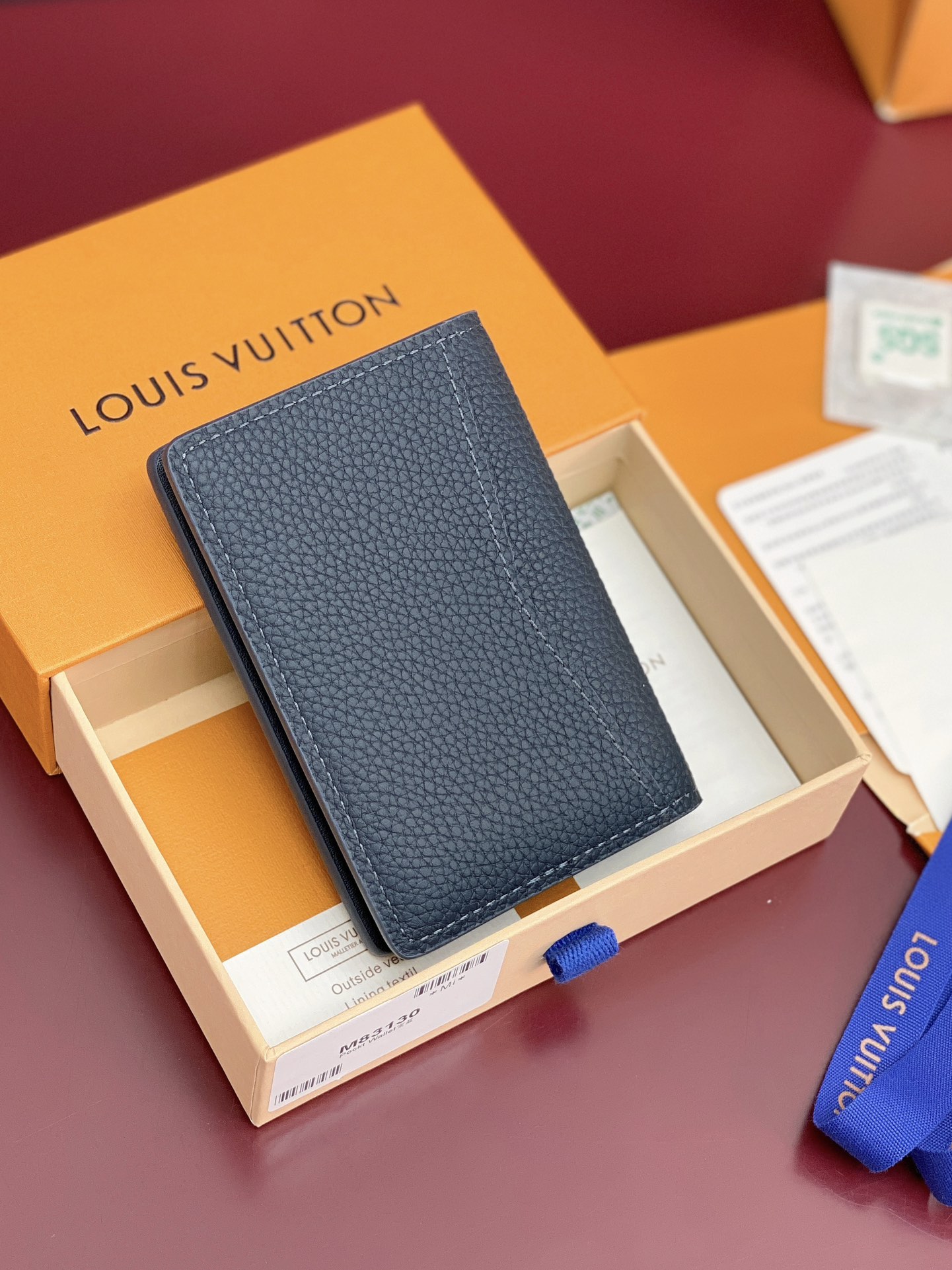 M83130 宝蓝！凹凸标！Taurillon 卡包！头层牛皮材质、本款口袋钱夹为 Taurillon 