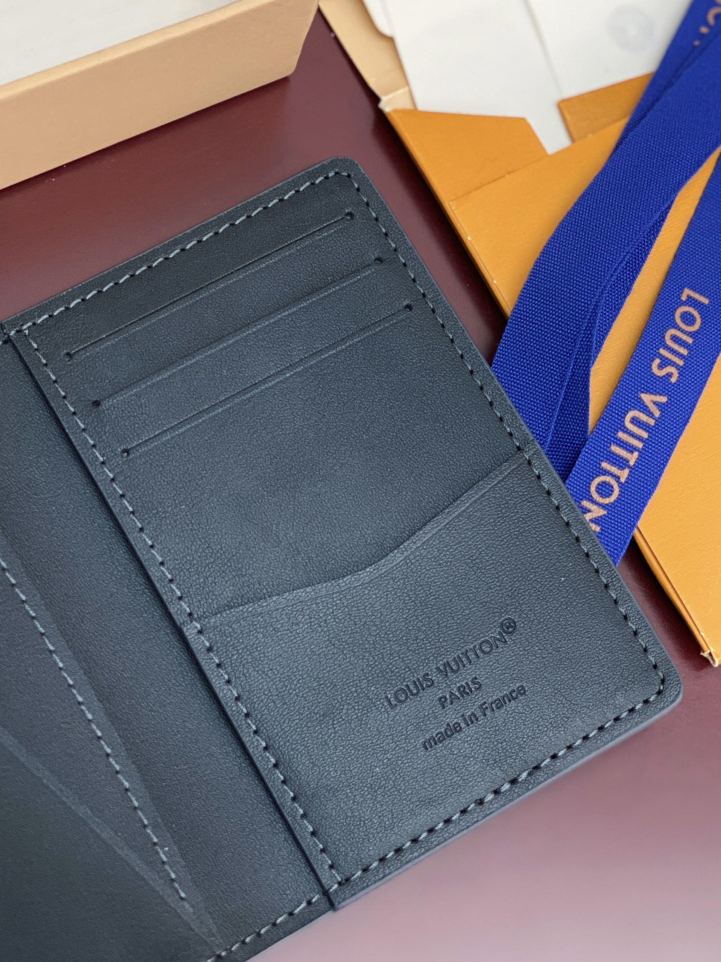 M83130 宝蓝！凹凸标！Taurillon 卡包！头层牛皮材质、本款口袋钱夹为 Taurillon 