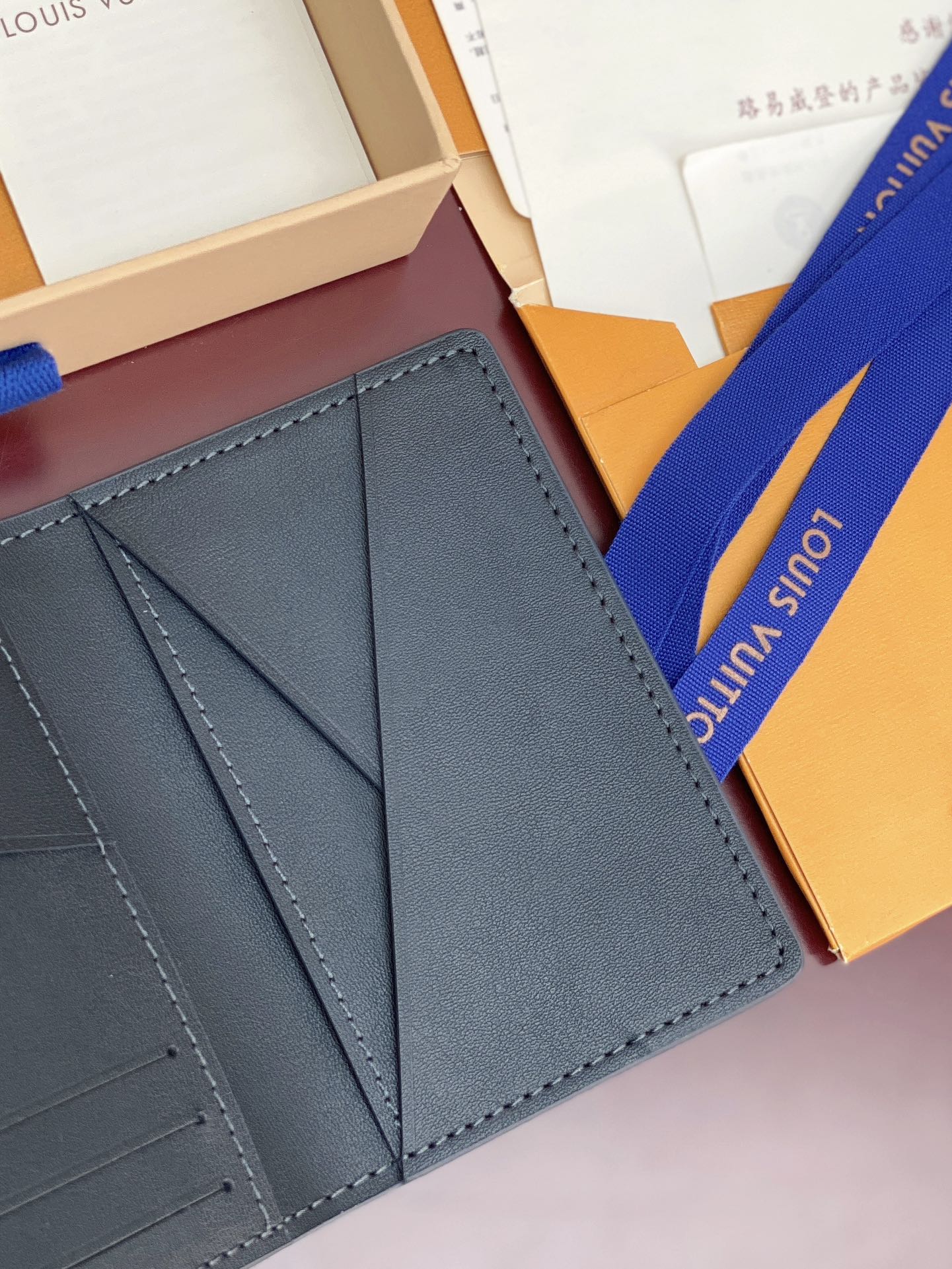 M83130 宝蓝！凹凸标！Taurillon 卡包！头层牛皮材质、本款口袋钱夹为 Taurillon 