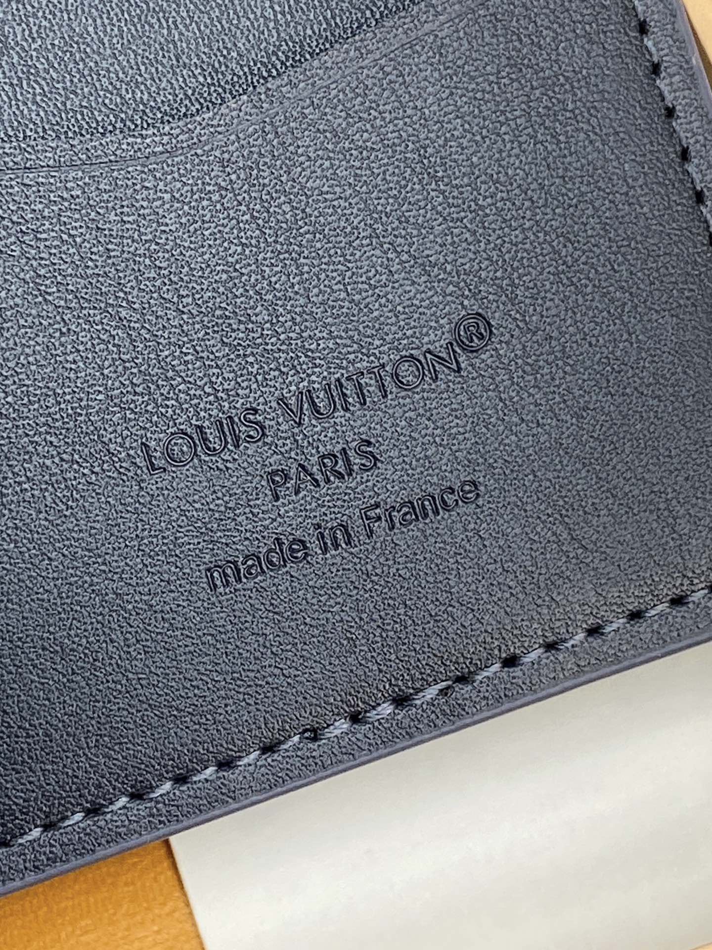 M83130 宝蓝！凹凸标！Taurillon 卡包！头层牛皮材质、本款口袋钱夹为 Taurillon 