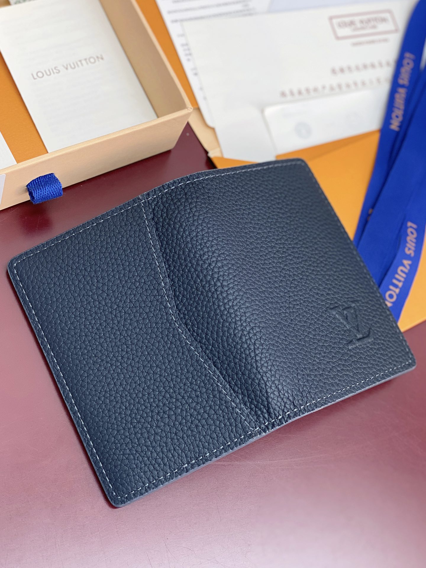 M83130 宝蓝！凹凸标！Taurillon 卡包！头层牛皮材质、本款口袋钱夹为 Taurillon 