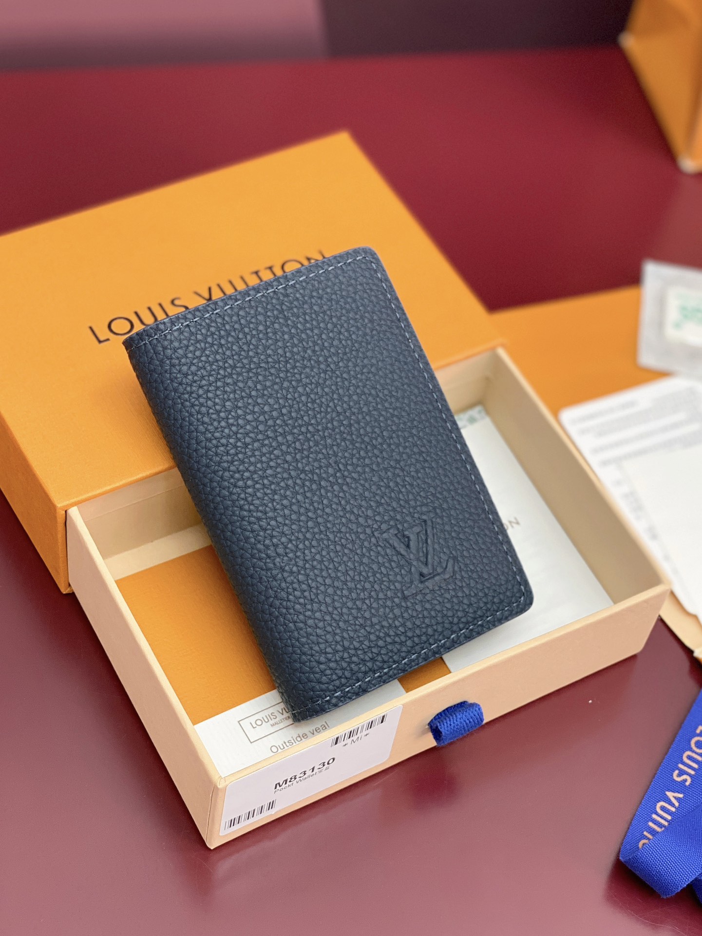 M83130 宝蓝！凹凸标！Taurillon 卡包！头层牛皮材质、本款口袋钱夹为 Taurillon 