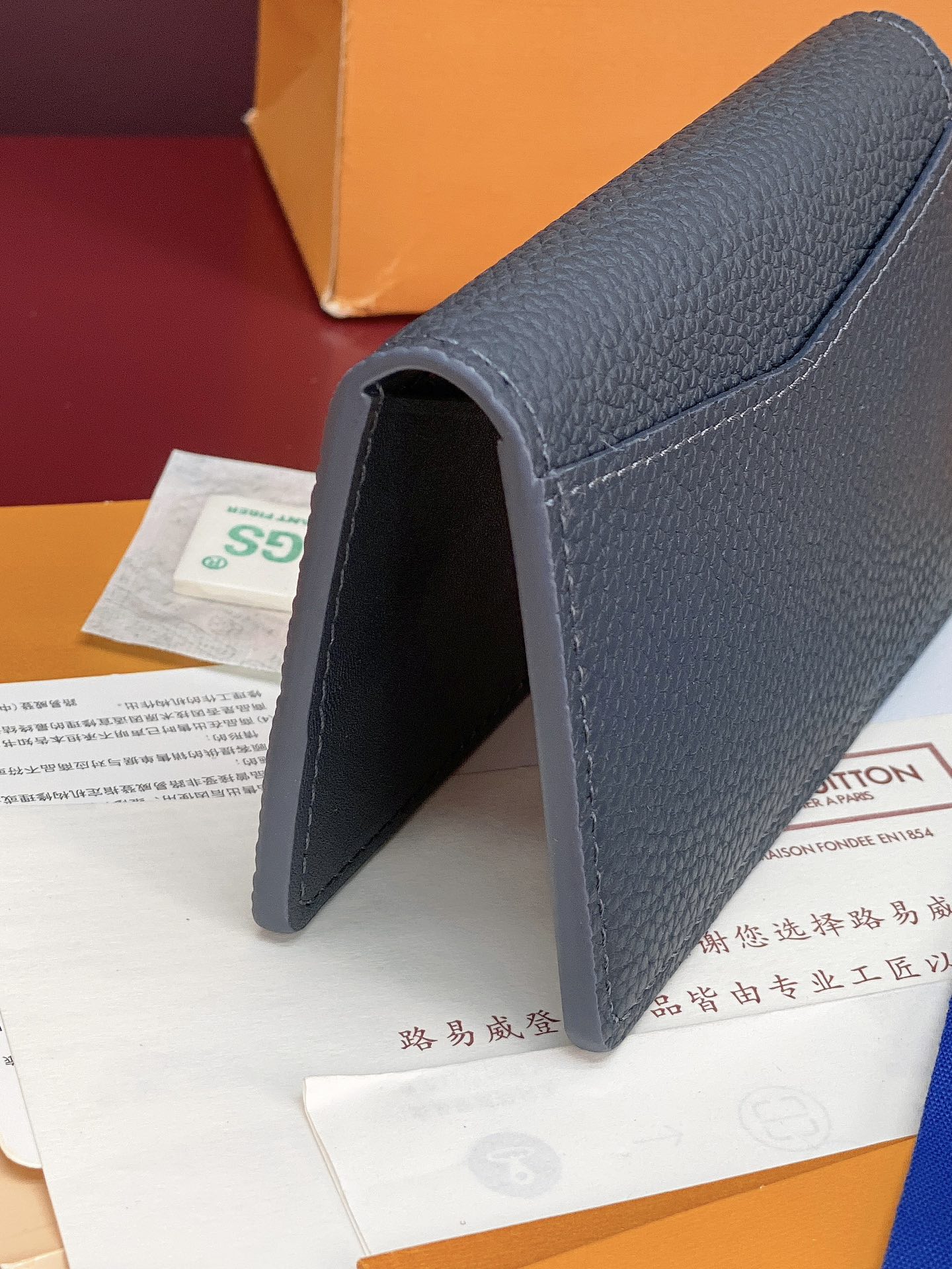 M83130 宝蓝！凹凸标！Taurillon 卡包！头层牛皮材质、本款口袋钱夹为 Taurillon 