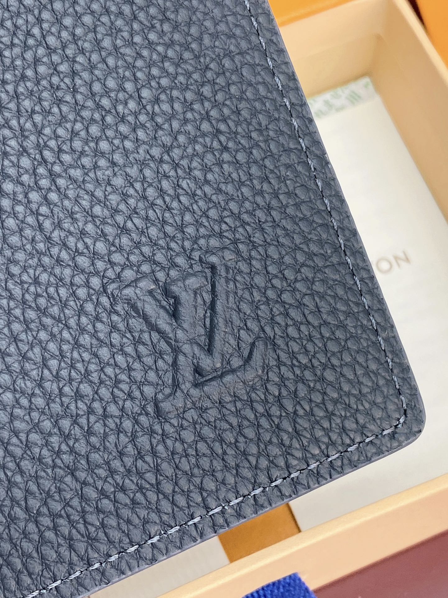 M83130 宝蓝！凹凸标！Taurillon 卡包！头层牛皮材质、本款口袋钱夹为 Taurillon 