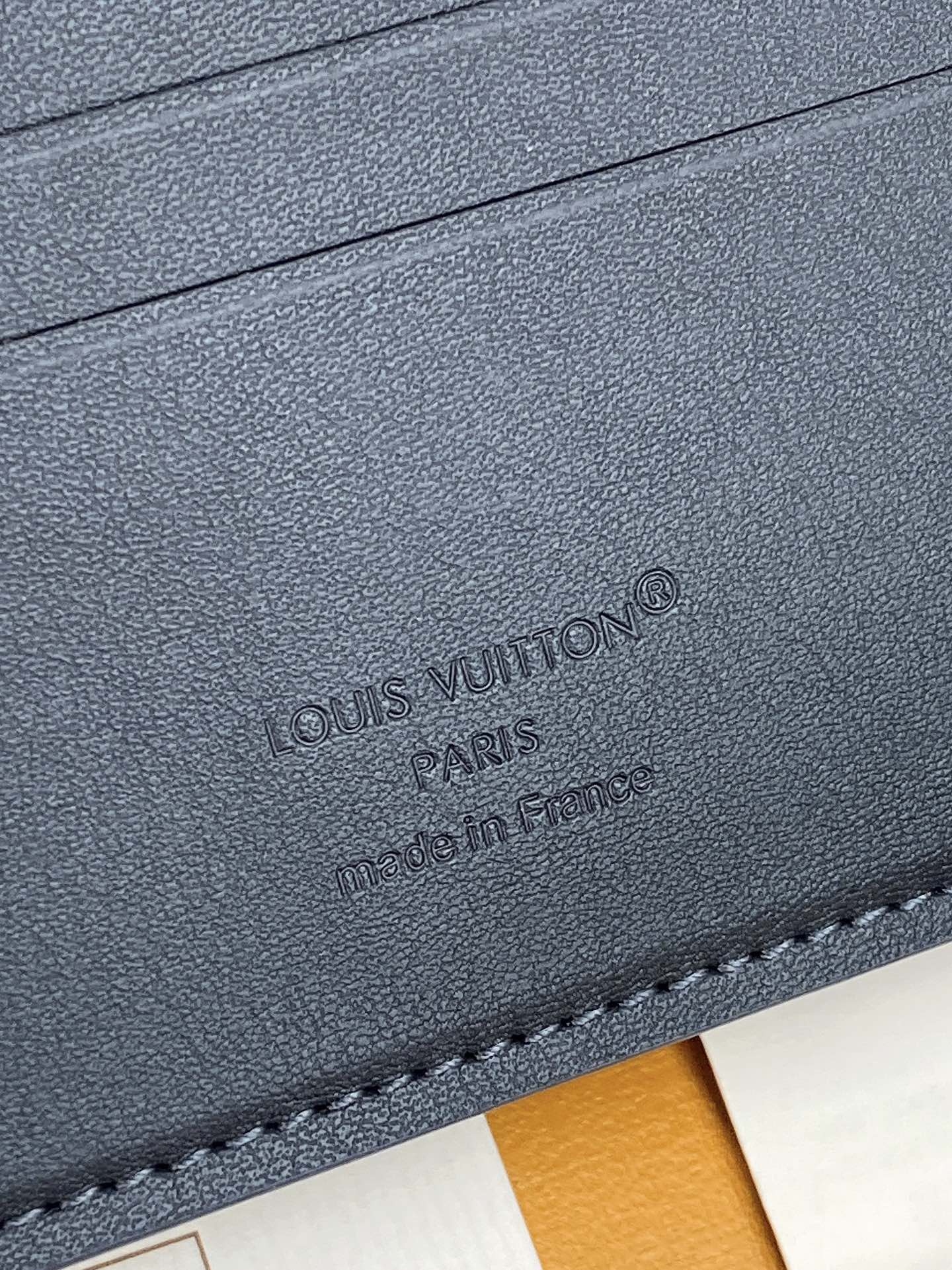 M83128 宝蓝！凹凸标！Multiple 短夹！头层牛皮制作、钱夹设计清爽简洁，Monogram S