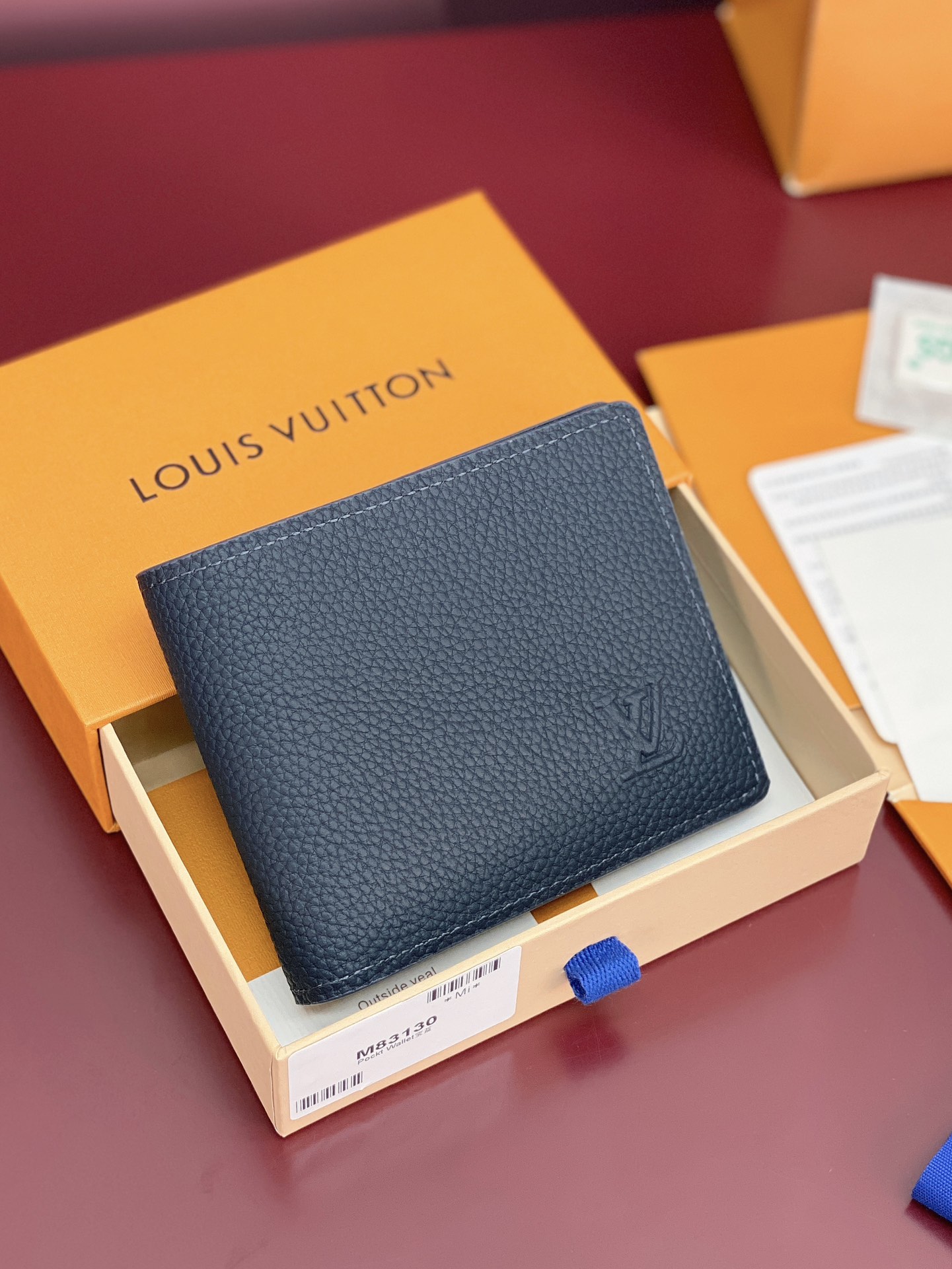 M83128 宝蓝！凹凸标！Multiple 短夹！头层牛皮制作、钱夹设计清爽简洁，Monogram S