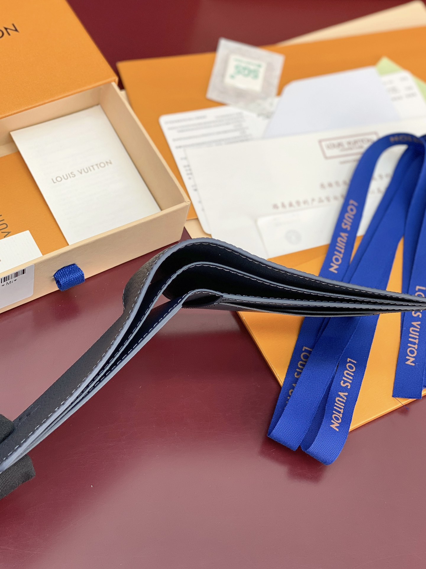 M83128 宝蓝！凹凸标！Multiple 短夹！头层牛皮制作、钱夹设计清爽简洁，Monogram S