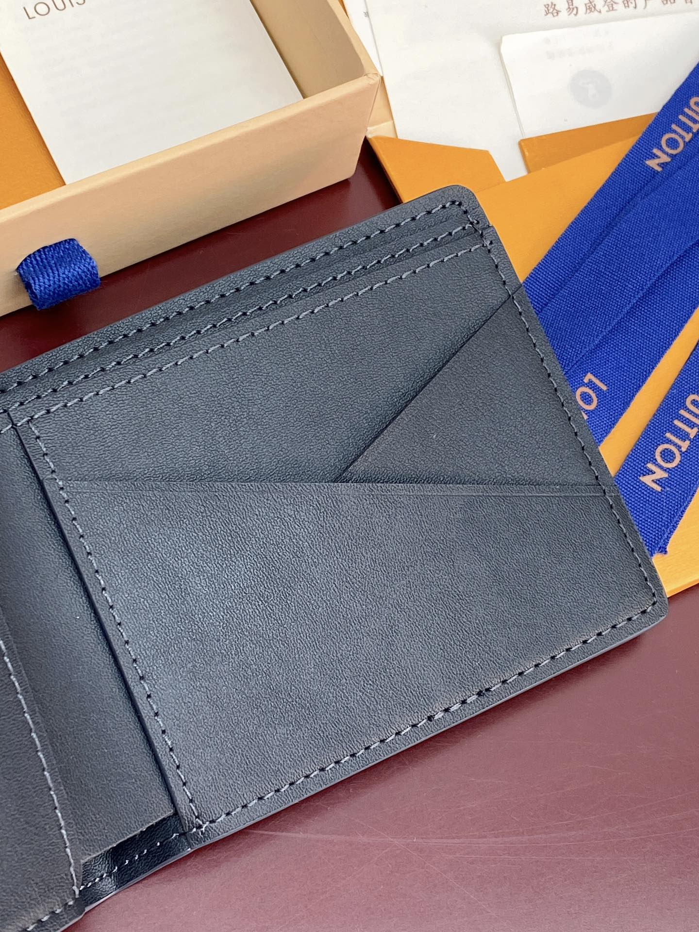 M83128 宝蓝！凹凸标！Multiple 短夹！头层牛皮制作、钱夹设计清爽简洁，Monogram S