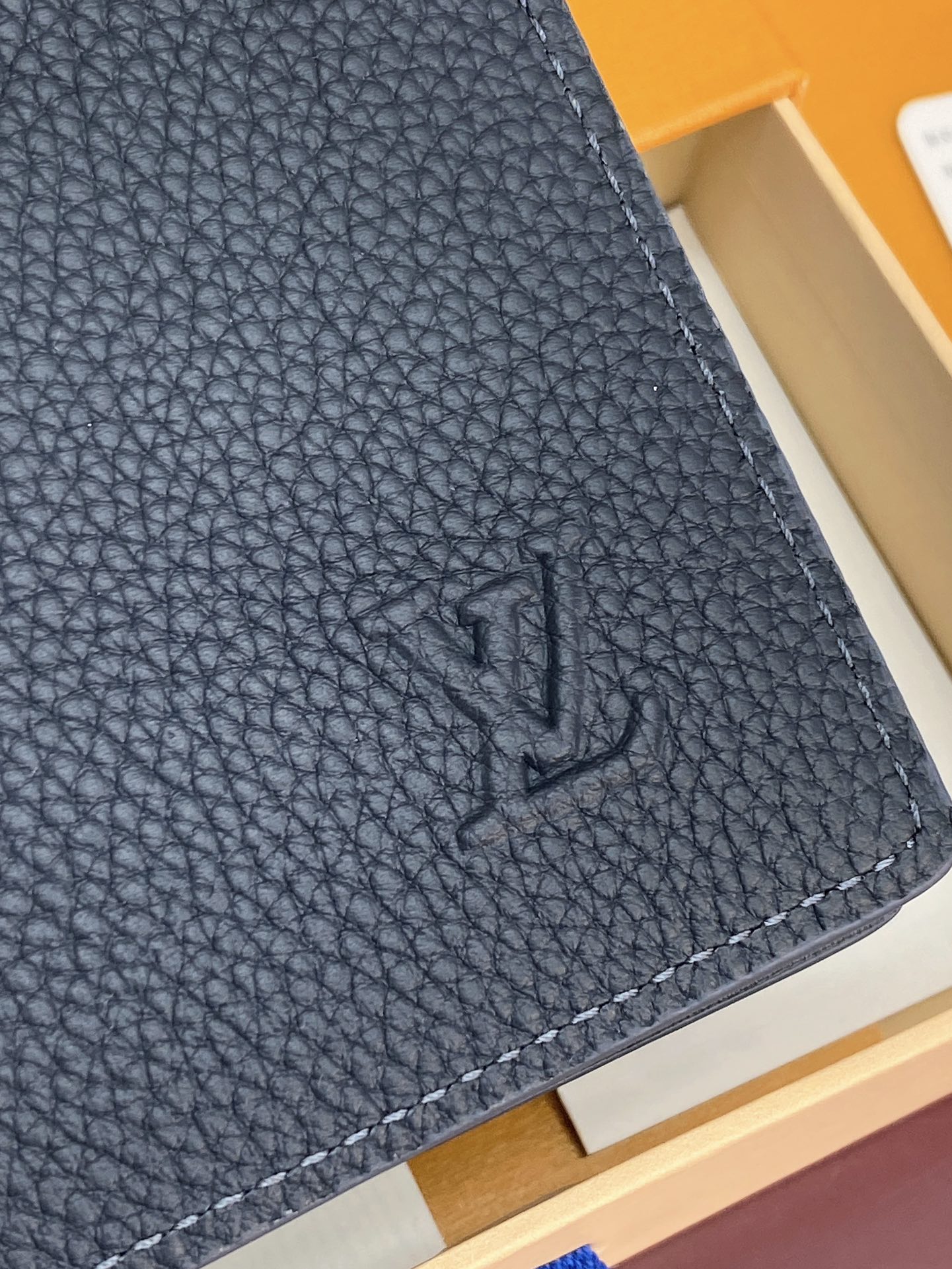 M83128 宝蓝！凹凸标！Multiple 短夹！头层牛皮制作、钱夹设计清爽简洁，Monogram S