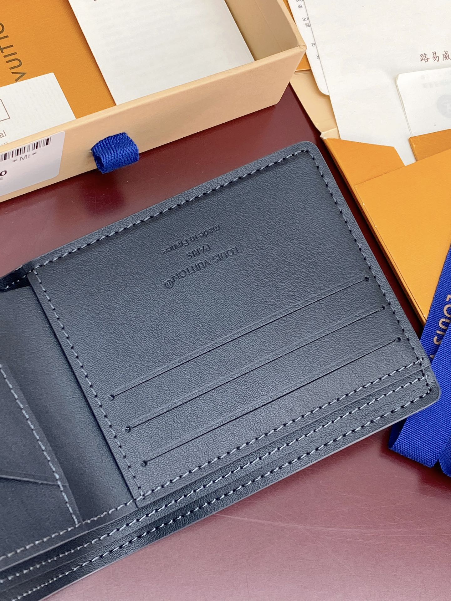 M83128 宝蓝！凹凸标！Multiple 短夹！头层牛皮制作、钱夹设计清爽简洁，Monogram S