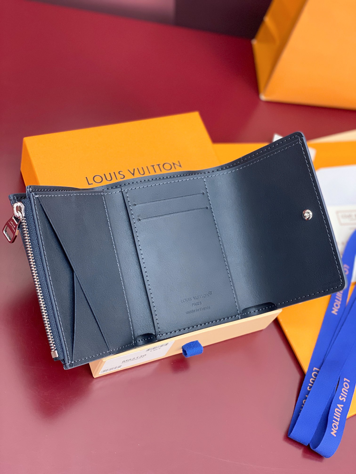 M26250 宝蓝！凹凸标！Victor 錢包、這款小巧的Victor錢包以Monogram Shado