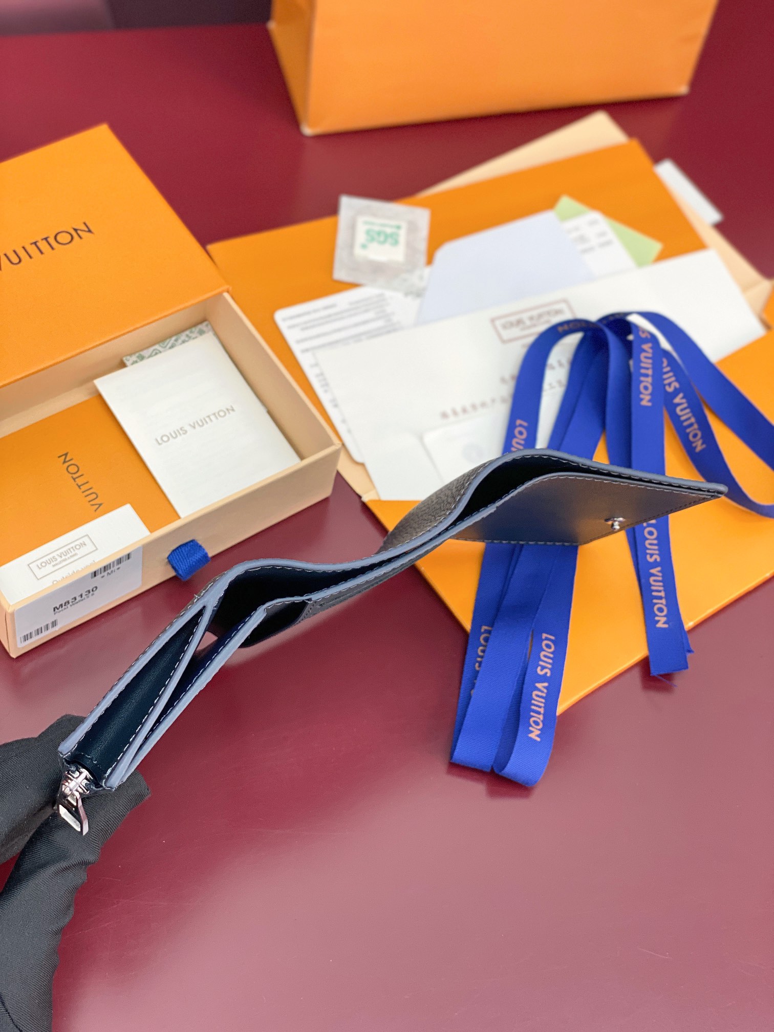 M26250 宝蓝！凹凸标！Victor 錢包、這款小巧的Victor錢包以Monogram Shado