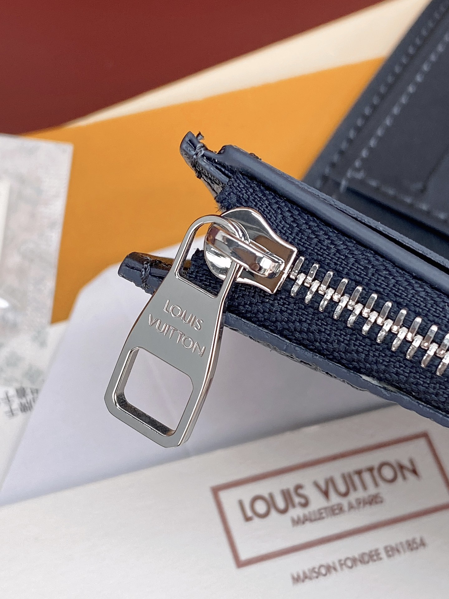 M26250 宝蓝！凹凸标！Victor 錢包、這款小巧的Victor錢包以Monogram Shado