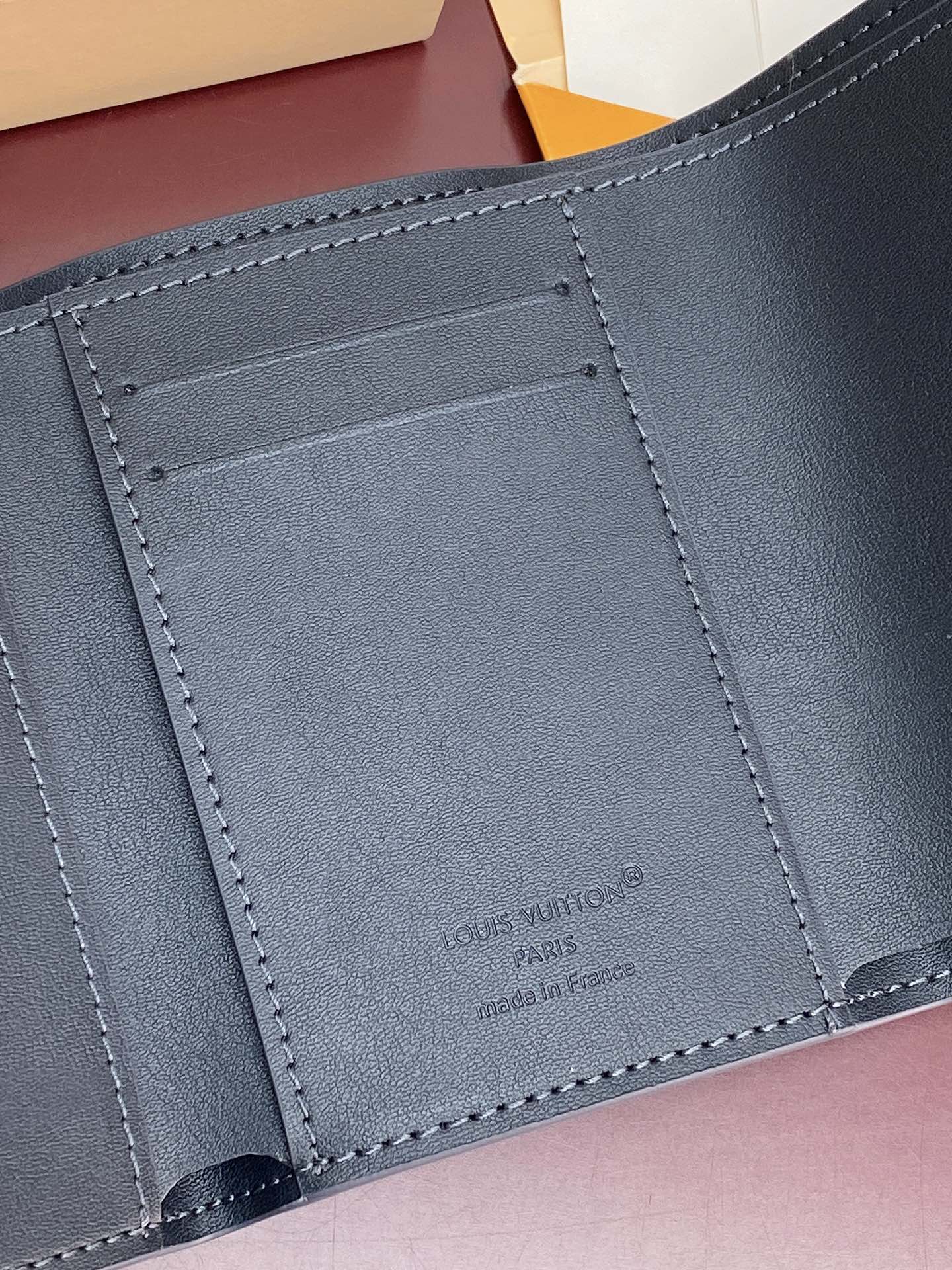 M26250 宝蓝！凹凸标！Victor 錢包、這款小巧的Victor錢包以Monogram Shado