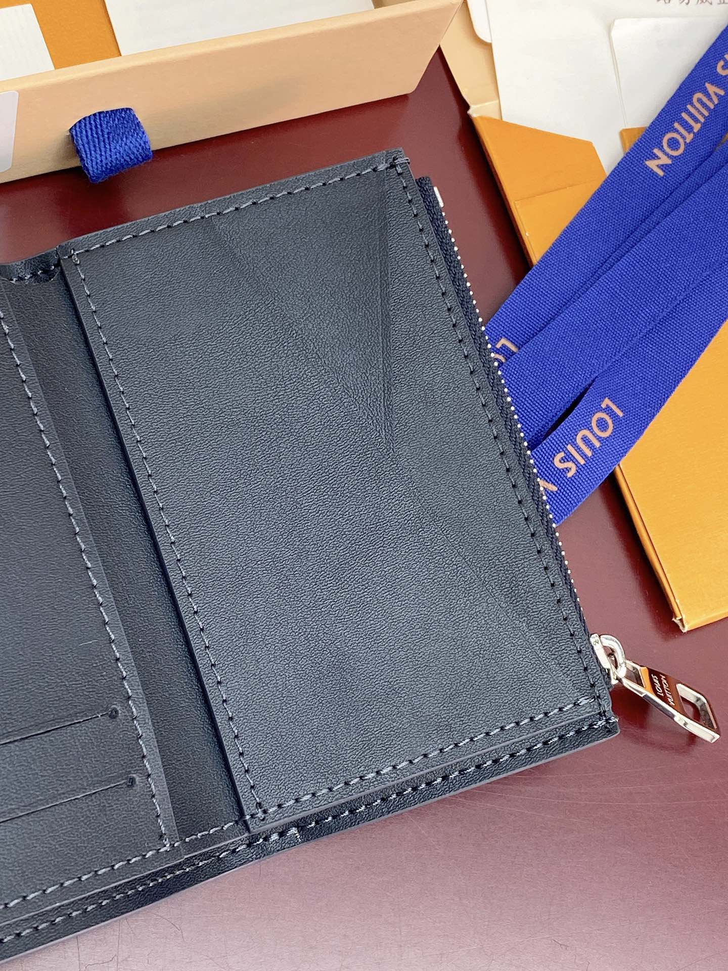 M26250 宝蓝！凹凸标！Victor 錢包、這款小巧的Victor錢包以Monogram Shado