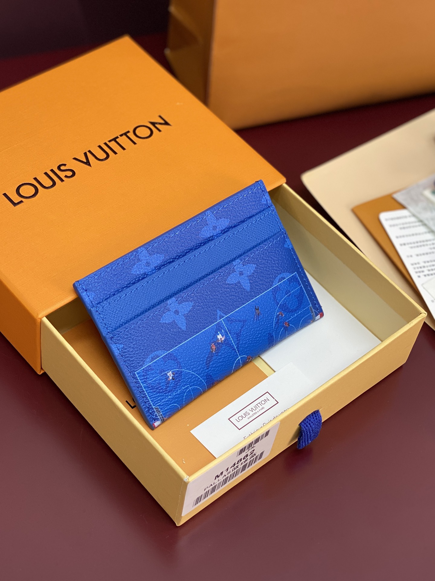 M14862 卡片夹！蓝球！DOUBLE 卡夹、本款 Double 卡夹出自父亲节系列，为 Colore