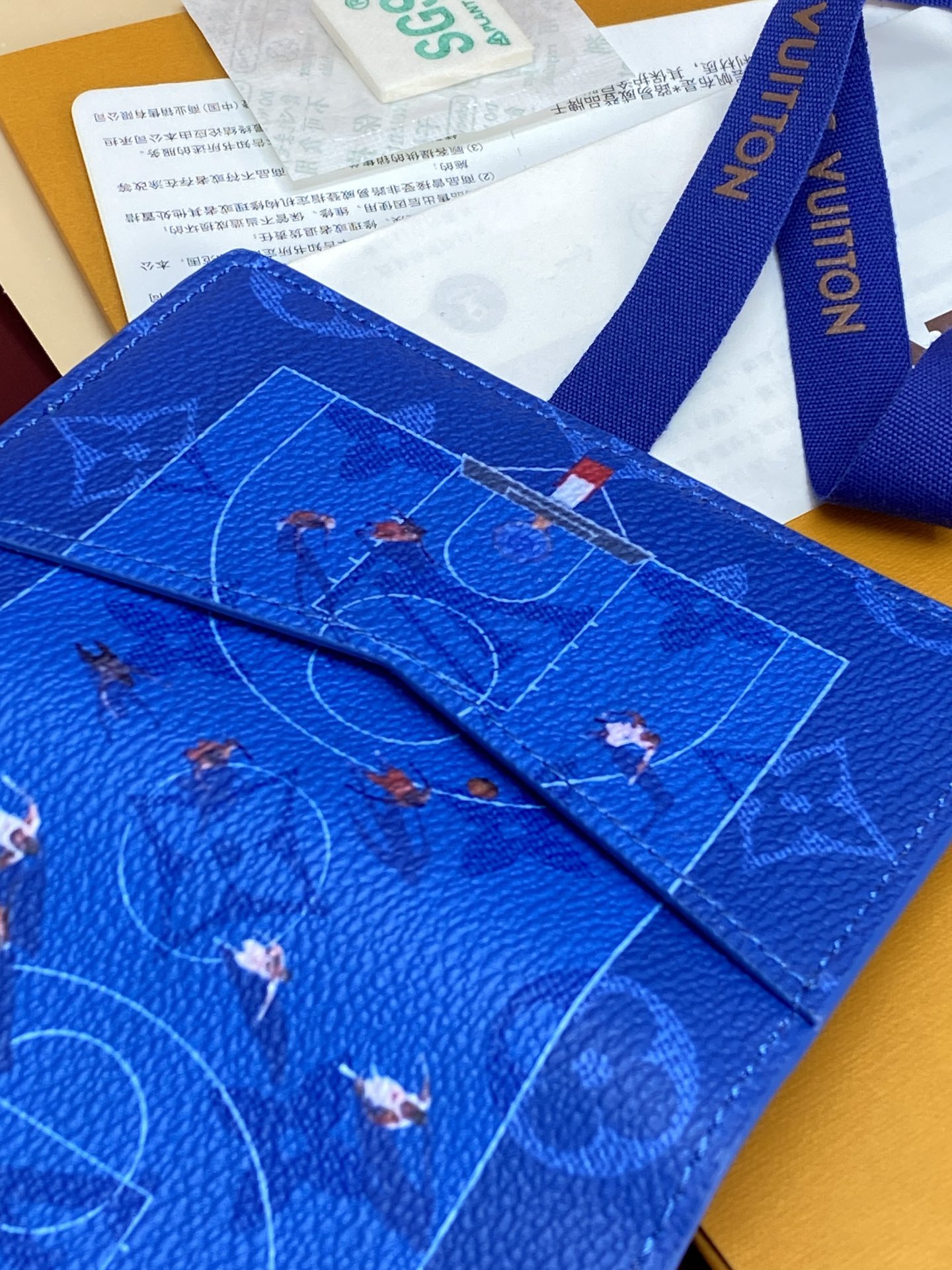 M14882 卡包！蓝球！口袋钱夹、本款口袋钱夹取材 Colored Monogram 帆布，将写实风格