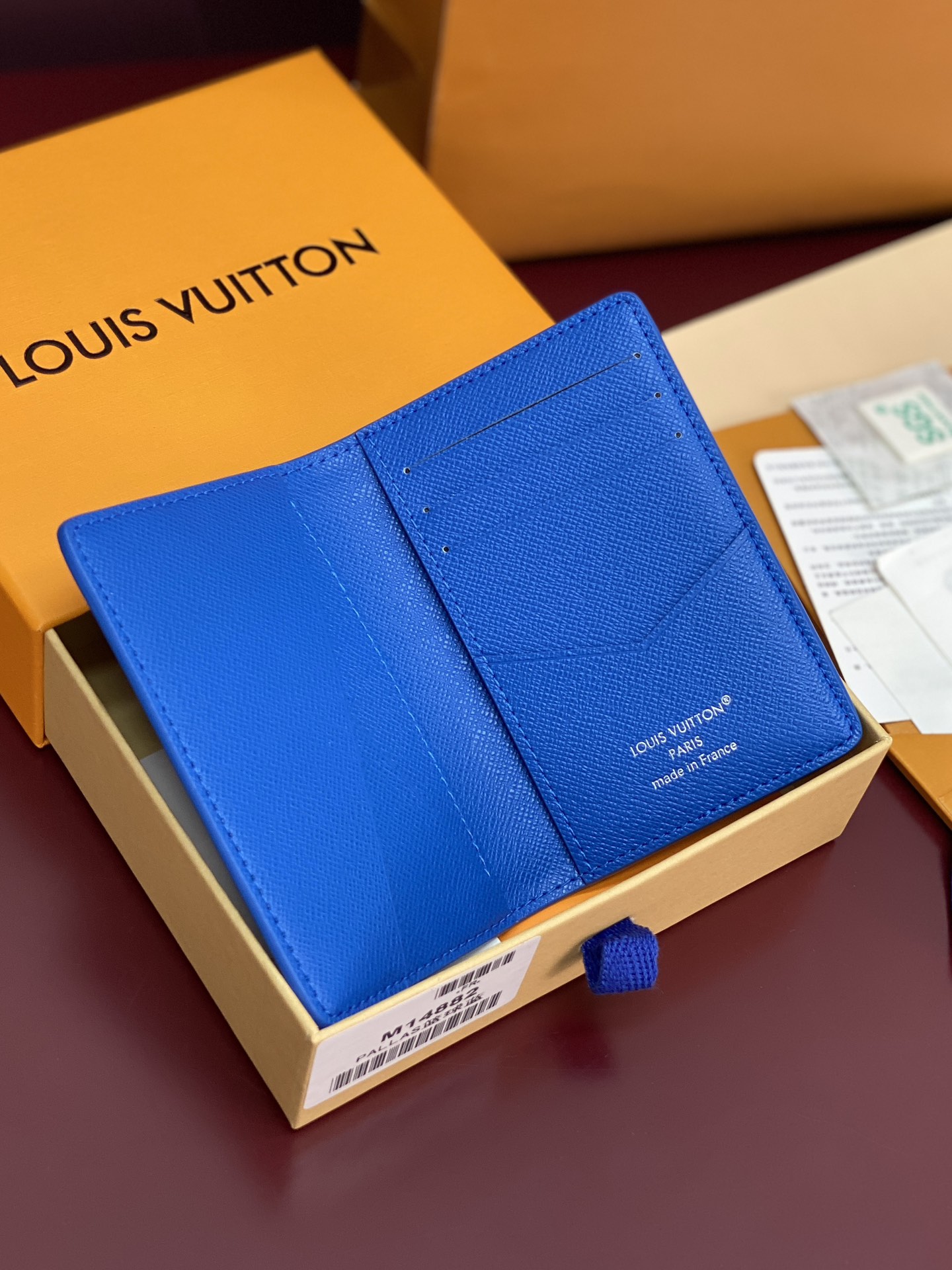 M14882 卡包！蓝球！口袋钱夹、本款口袋钱夹取材 Colored Monogram 帆布，将写实风格