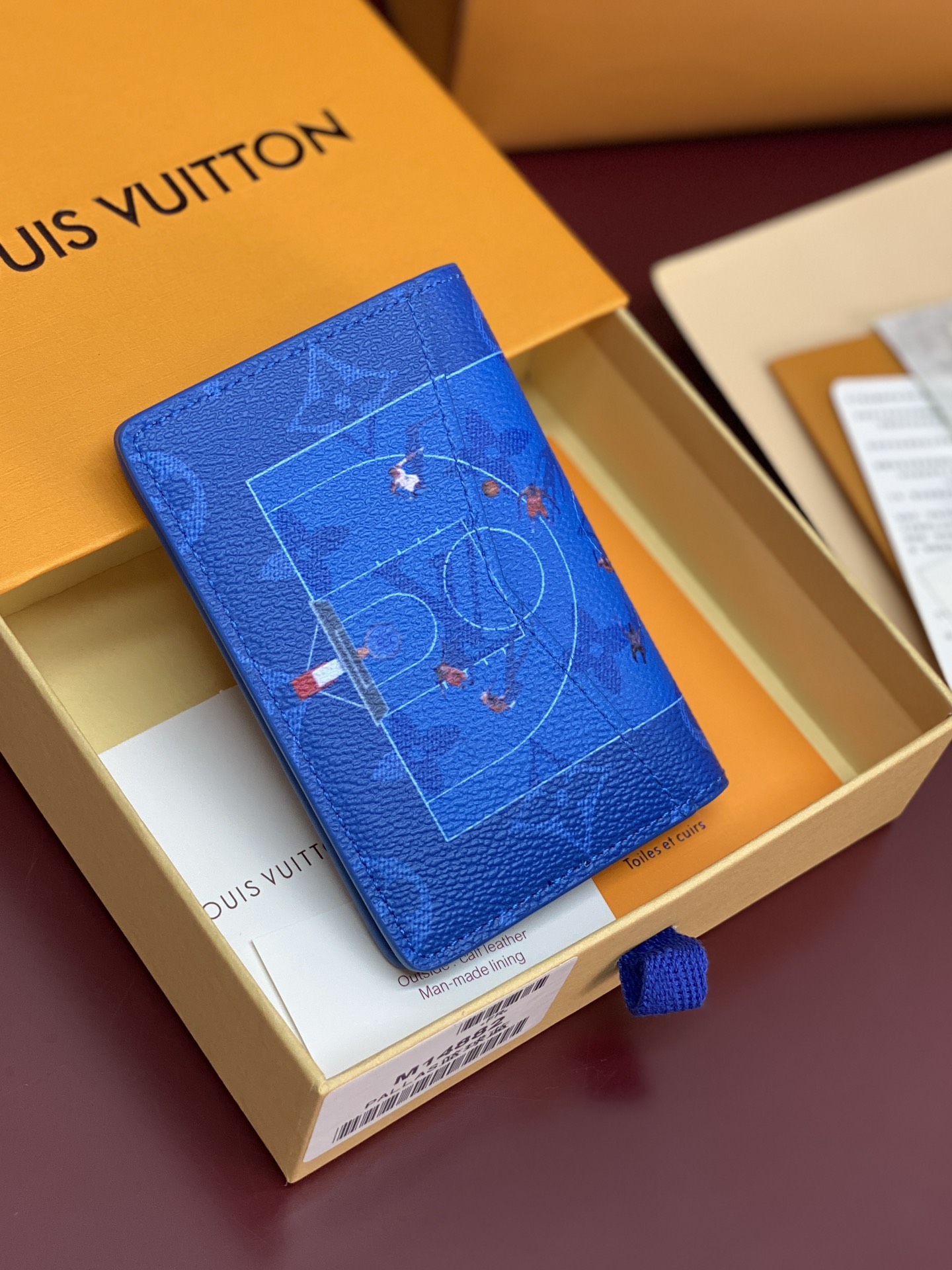 M14882 卡包！蓝球！口袋钱夹、本款口袋钱夹取材 Colored Monogram 帆布，将写实风格