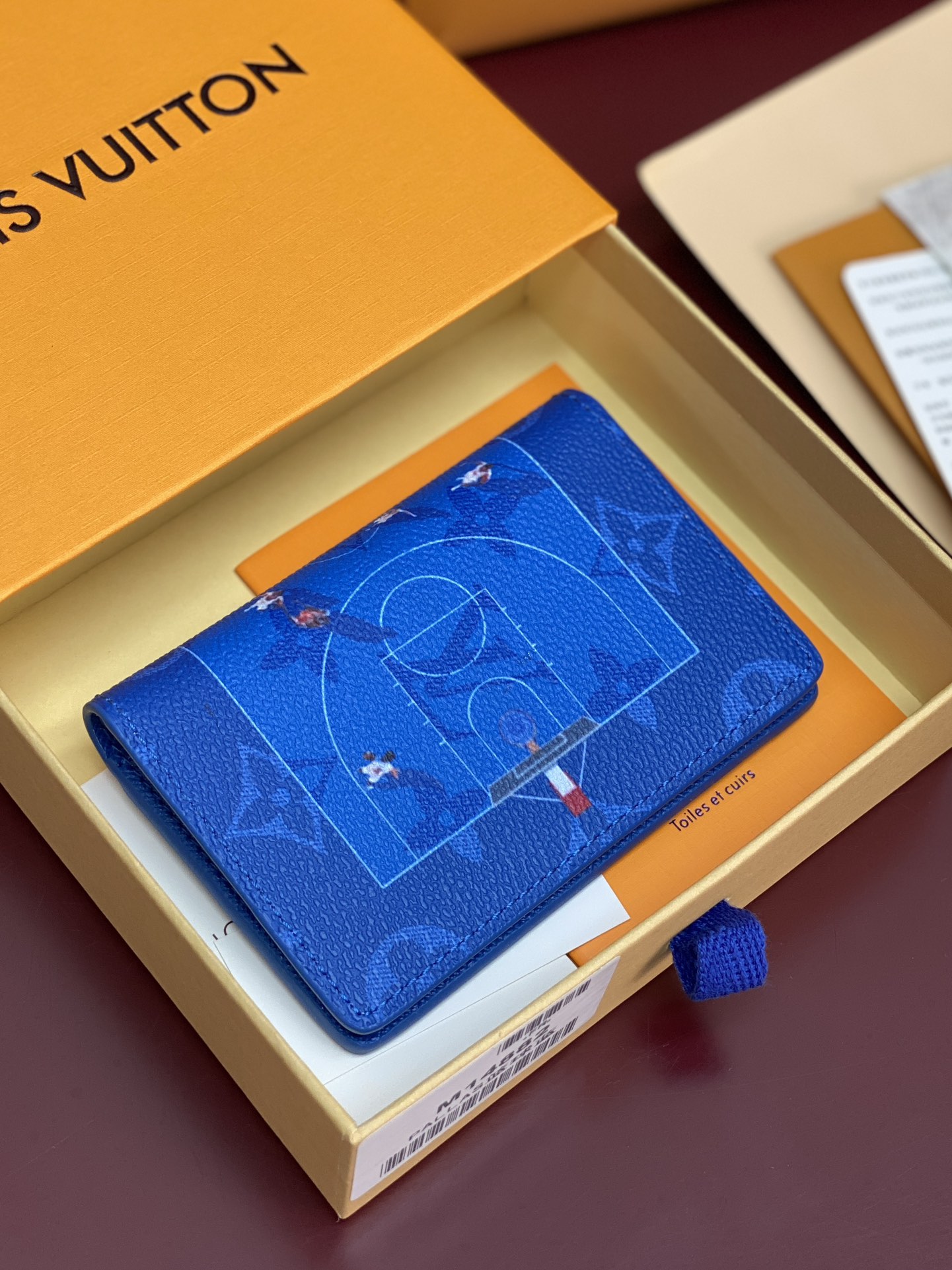 M14882 卡包！蓝球！口袋钱夹、本款口袋钱夹取材 Colored Monogram 帆布，将写实风格