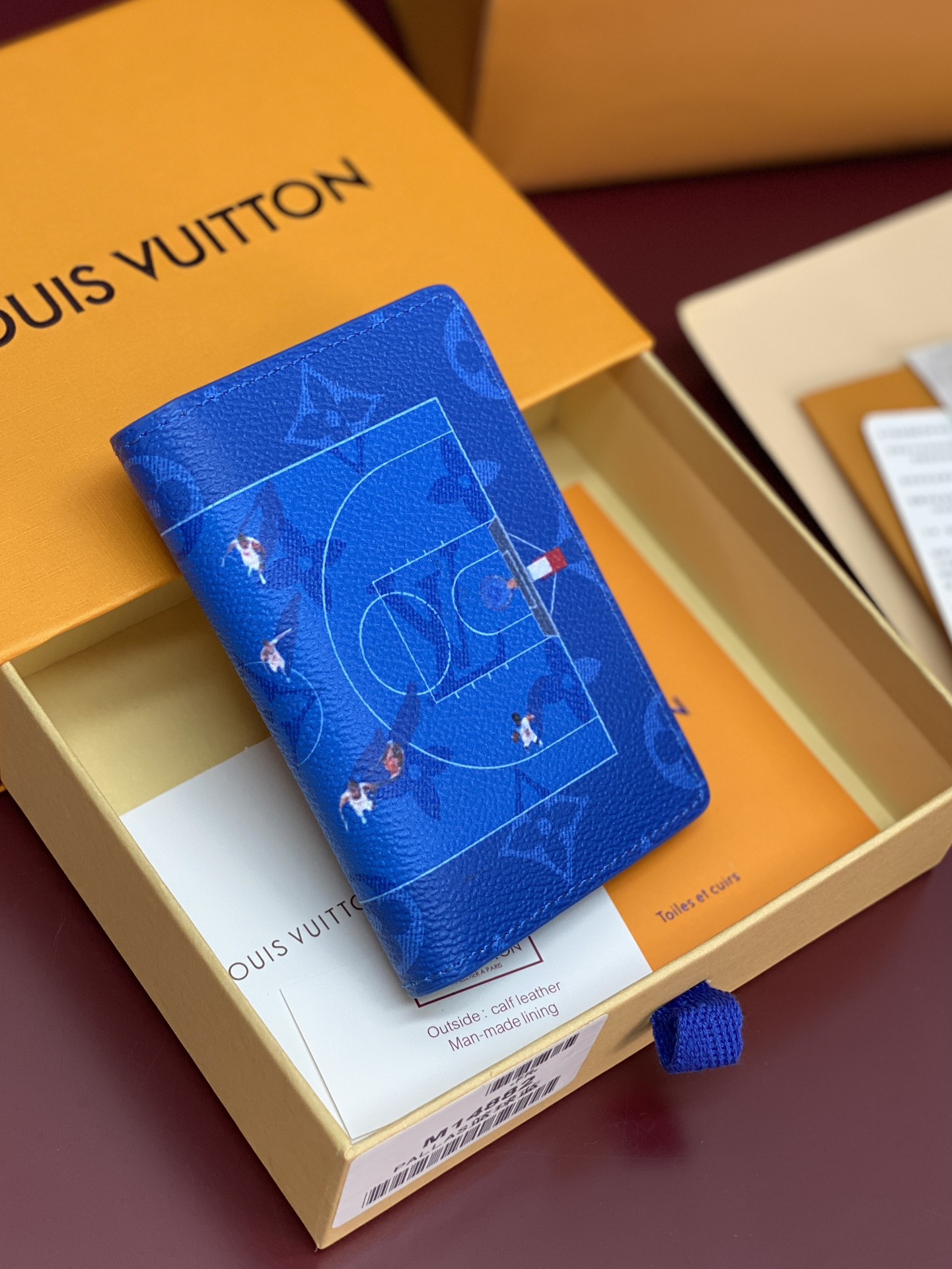 M14882 卡包！蓝球！口袋钱夹、本款口袋钱夹取材 Colored Monogram 帆布，将写实风格