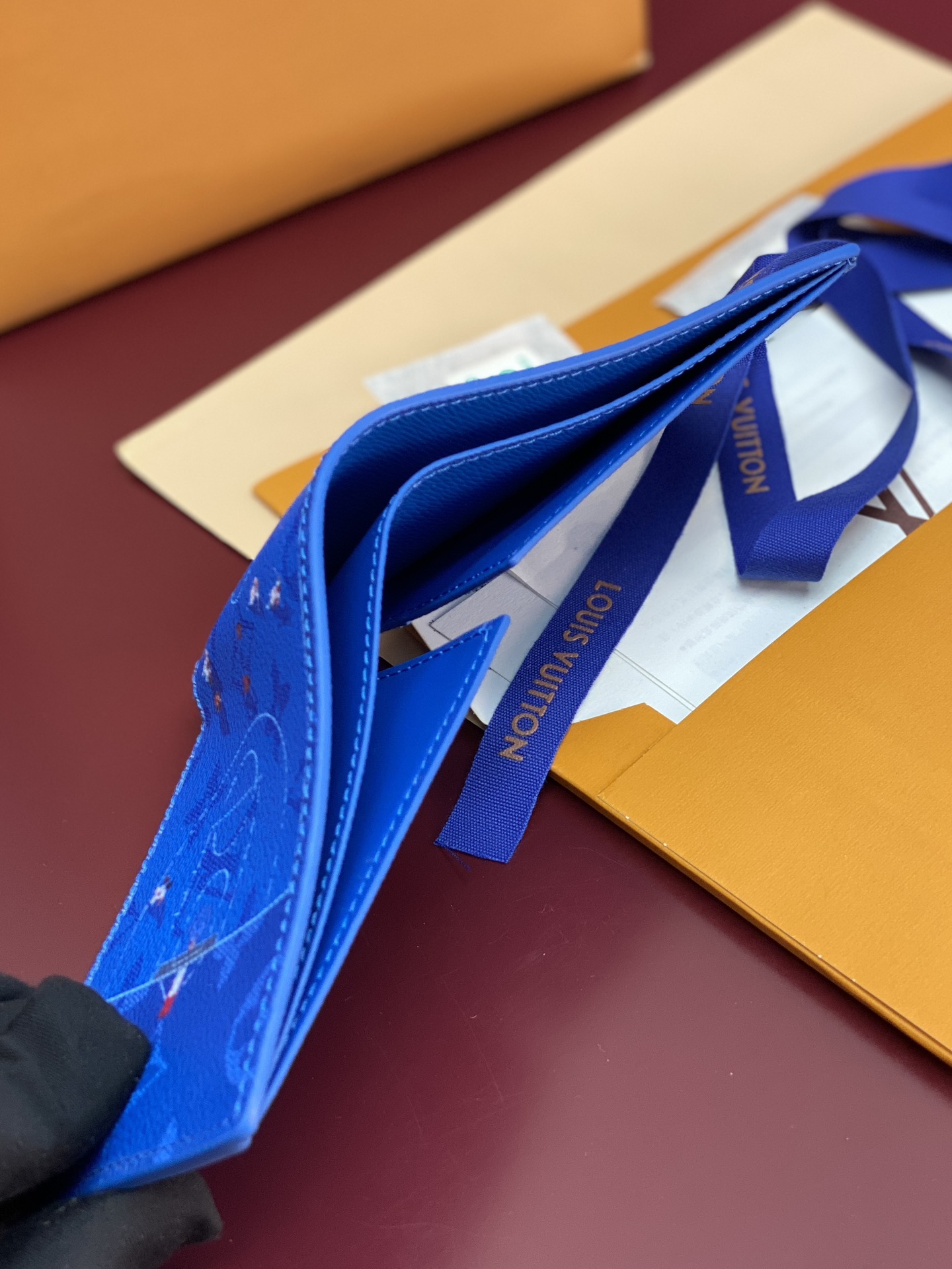 M14879 短夹！蓝球！在色彩缤纷的单体画布上印制了充满乐趣的迷你体育场面的“Portofoyle S