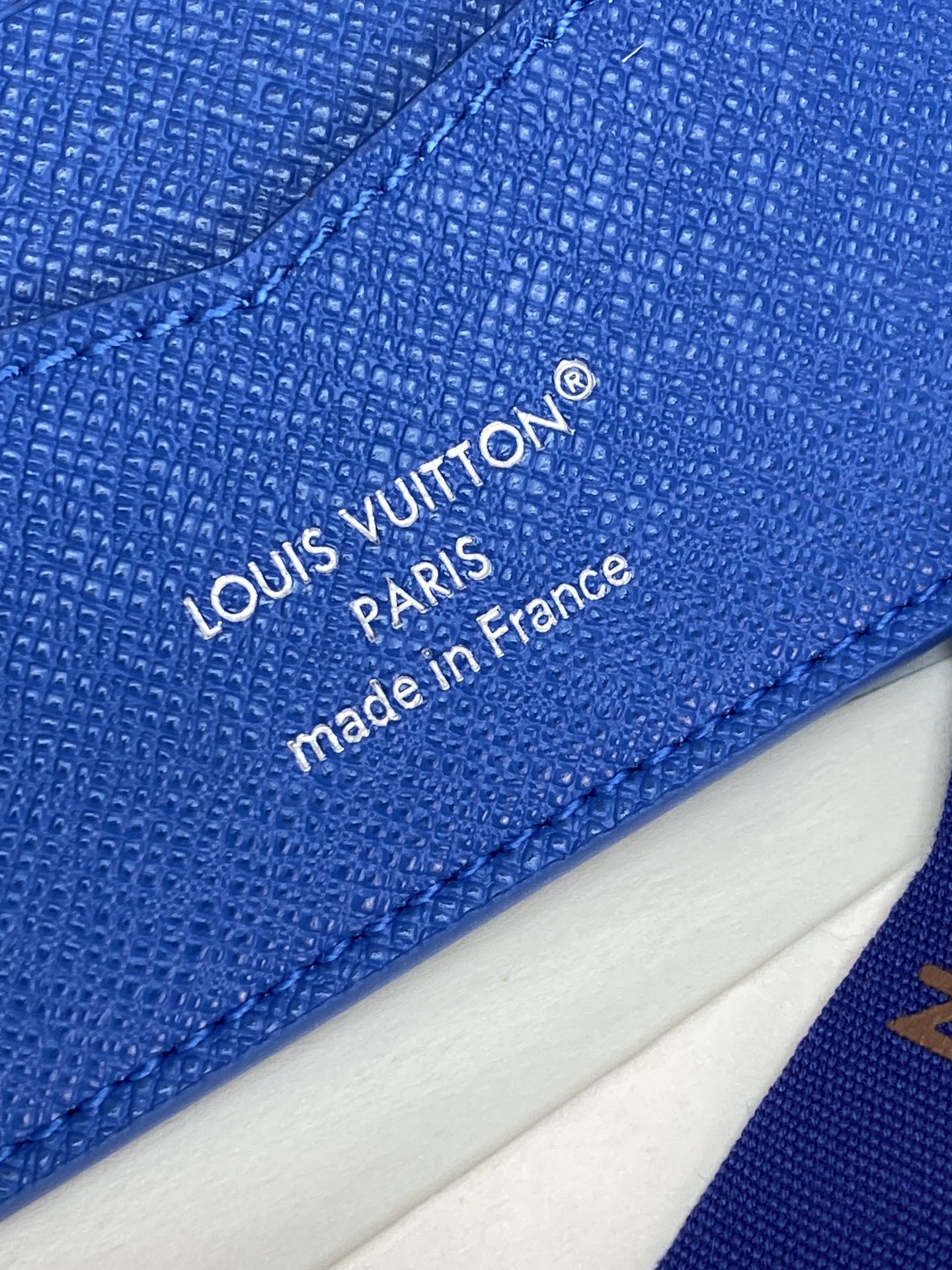 M14879 短夹！蓝球！在色彩缤纷的单体画布上印制了充满乐趣的迷你体育场面的“Portofoyle S