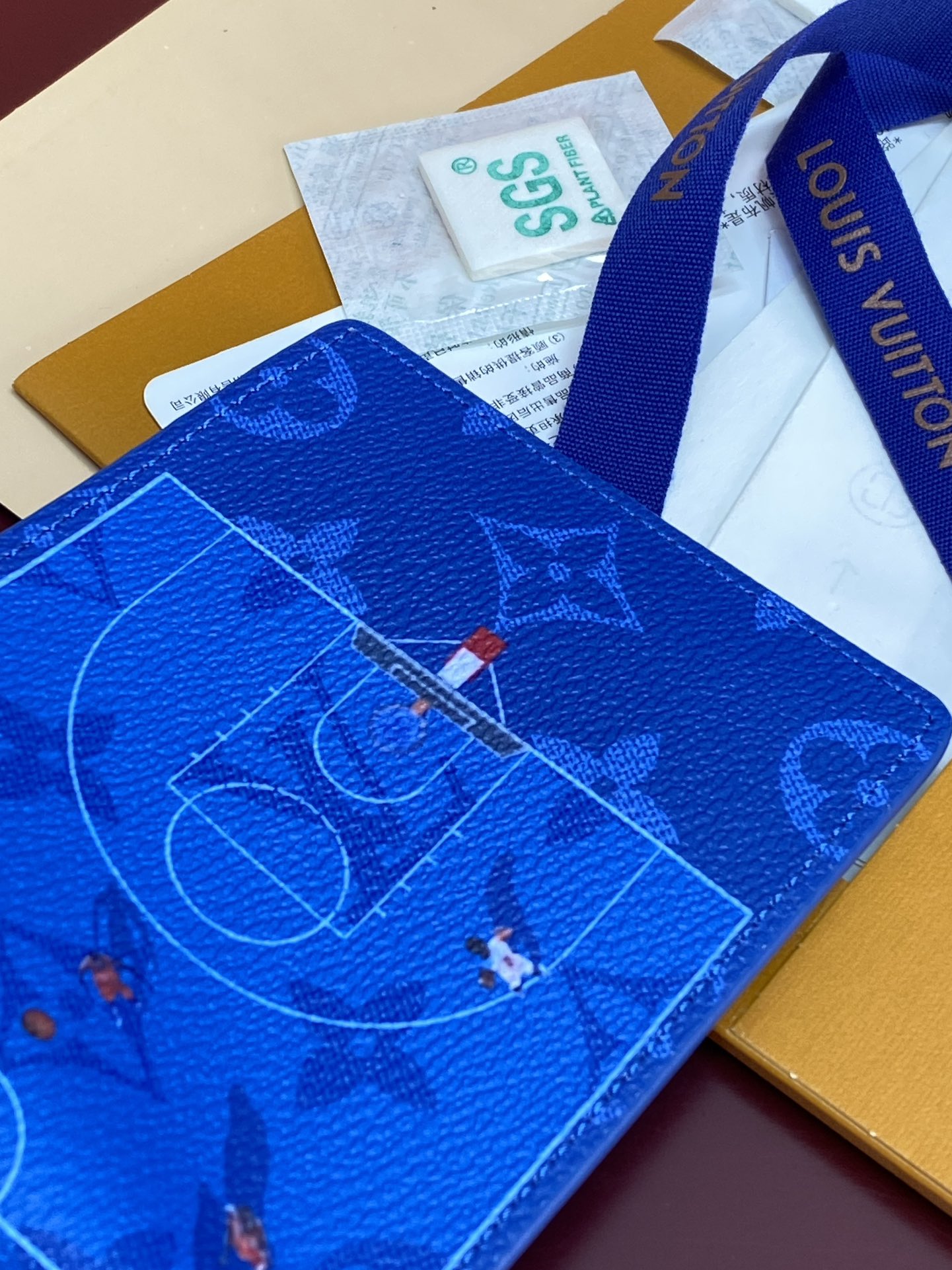 M14879 短夹！蓝球！在色彩缤纷的单体画布上印制了充满乐趣的迷你体育场面的“Portofoyle S