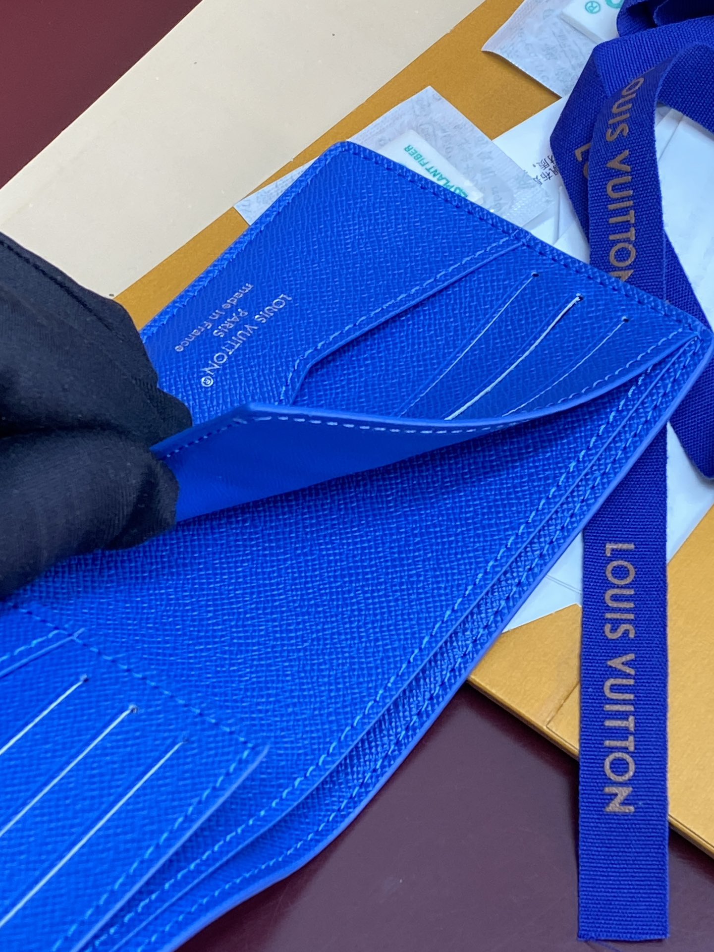 M14879 短夹！蓝球！在色彩缤纷的单体画布上印制了充满乐趣的迷你体育场面的“Portofoyle S