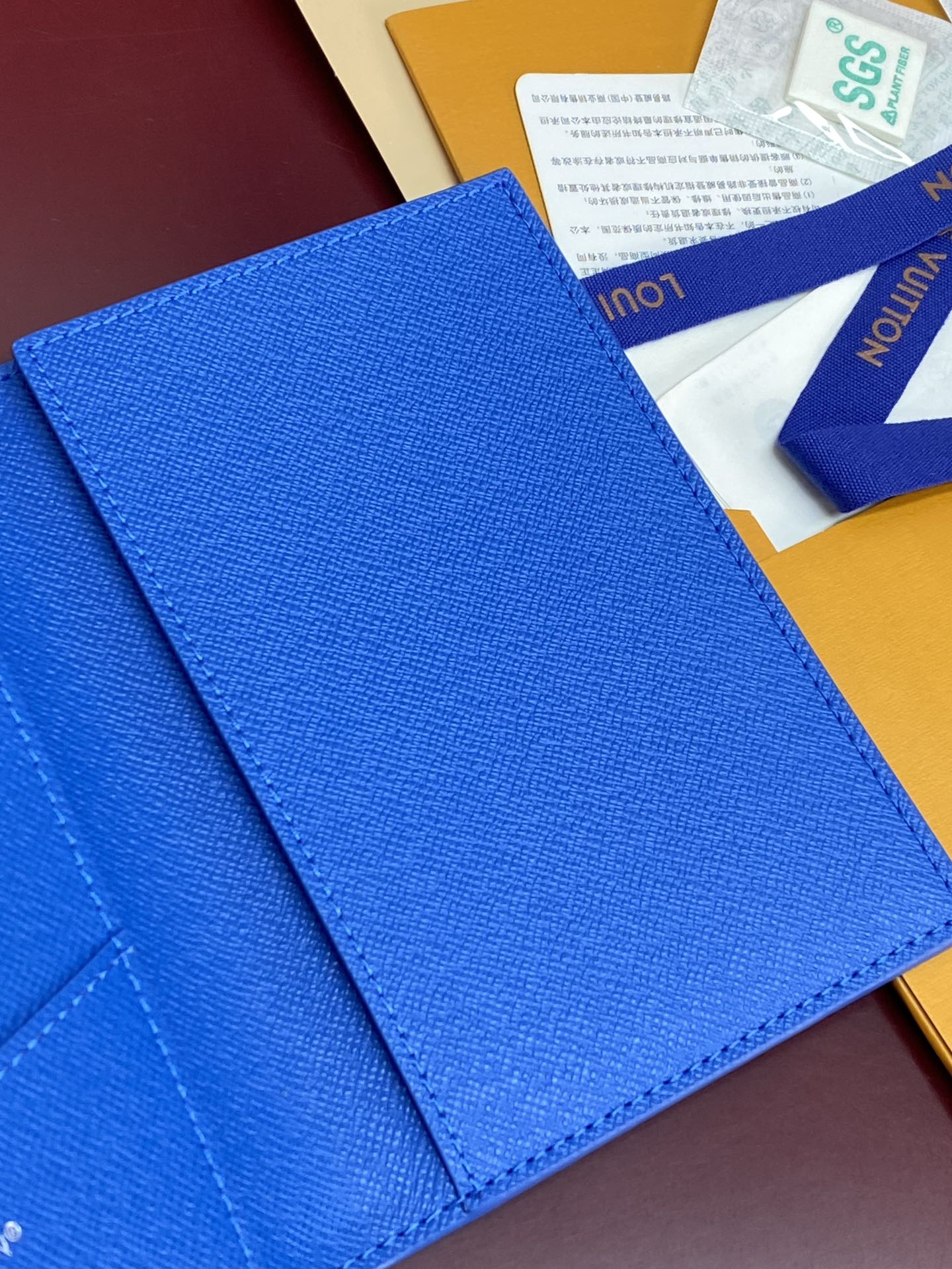 M14876 护照！蓝球！时尚出行的绝佳伴侣。质感奢华的粒纹小牛皮内衬，内部多隔层构造，风格经典的旅行配