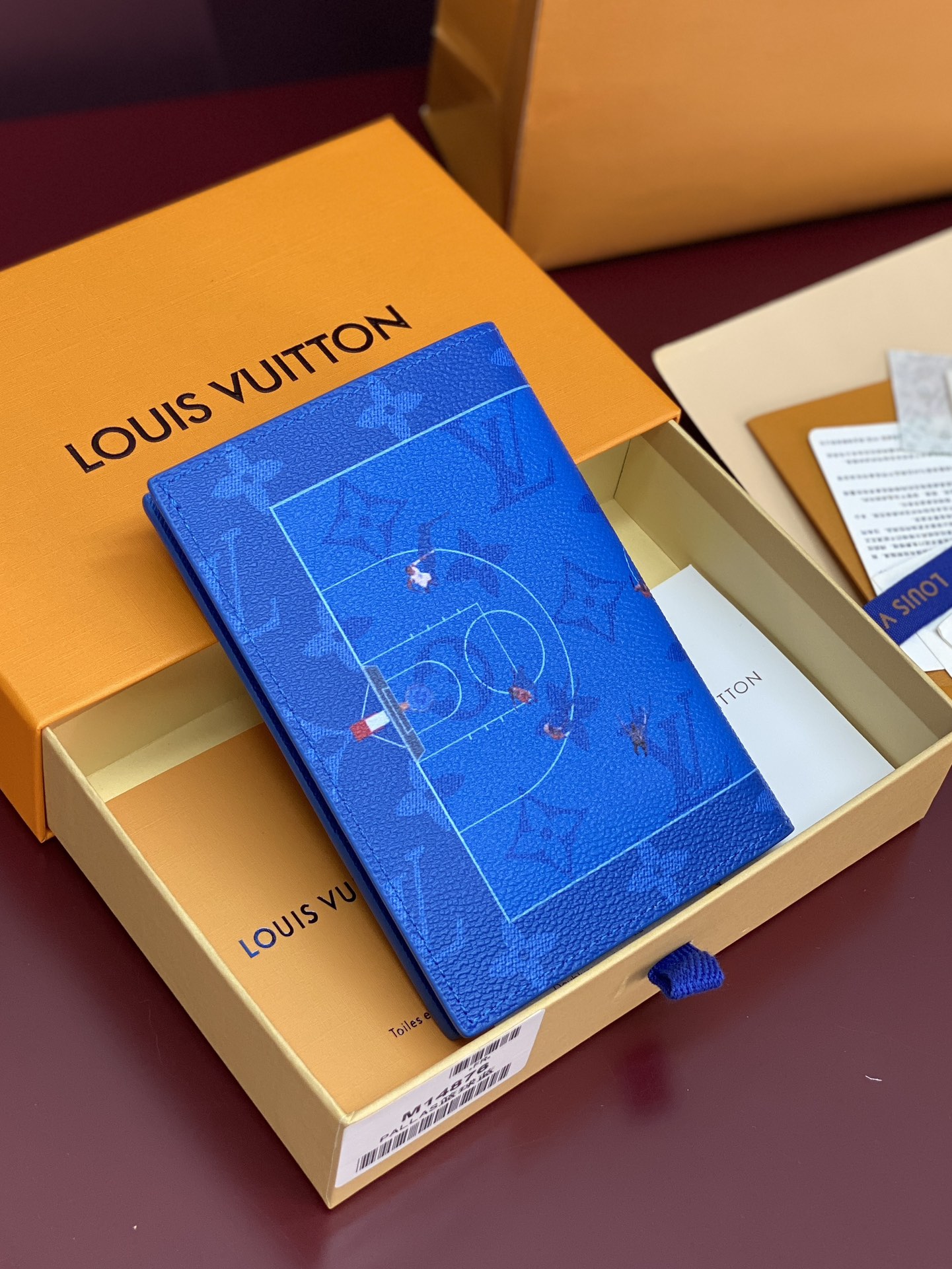 M14876 护照！蓝球！时尚出行的绝佳伴侣。质感奢华的粒纹小牛皮内衬，内部多隔层构造，风格经典的旅行配