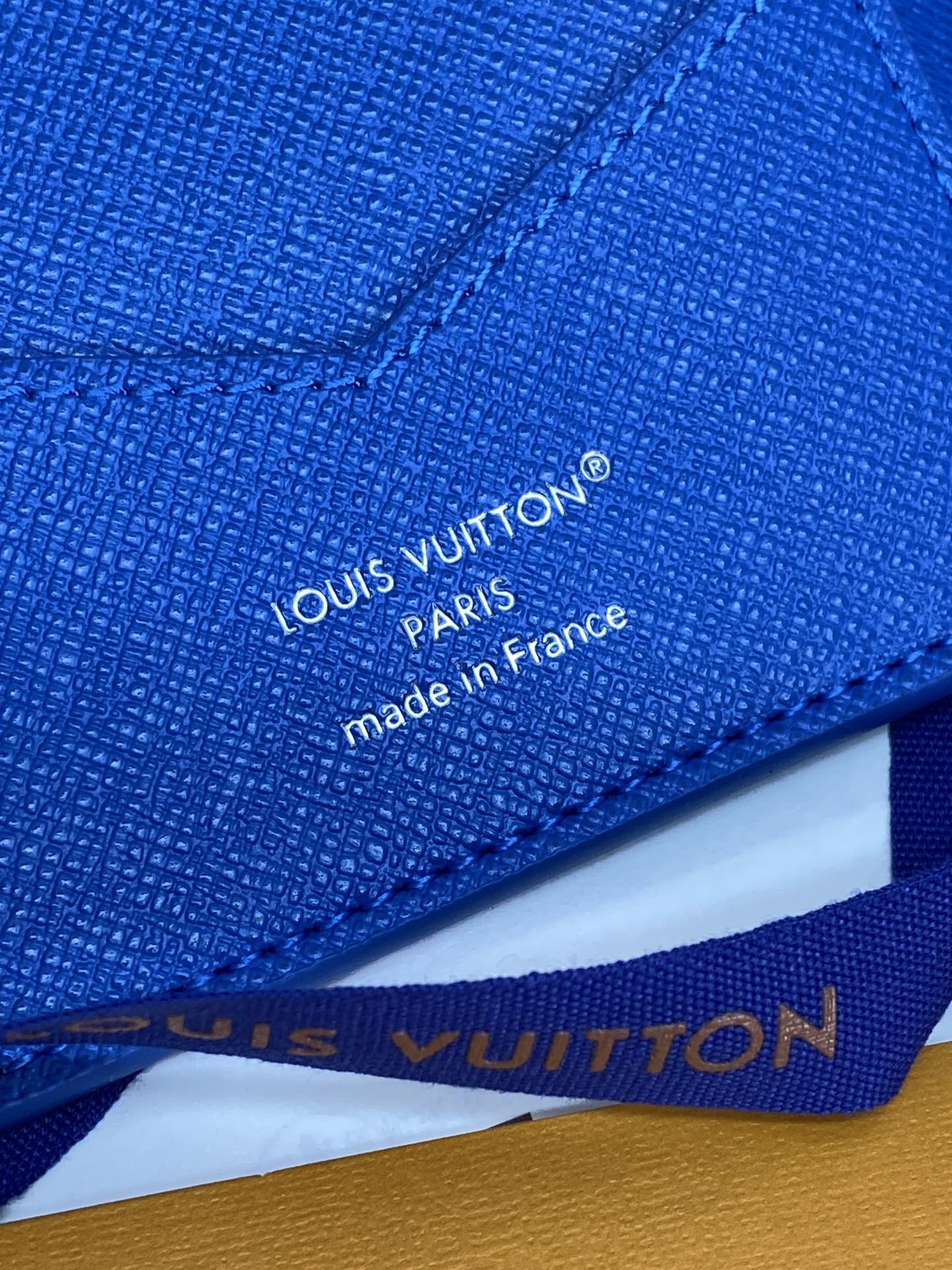 M14876 护照！蓝球！时尚出行的绝佳伴侣。质感奢华的粒纹小牛皮内衬，内部多隔层构造，风格经典的旅行配