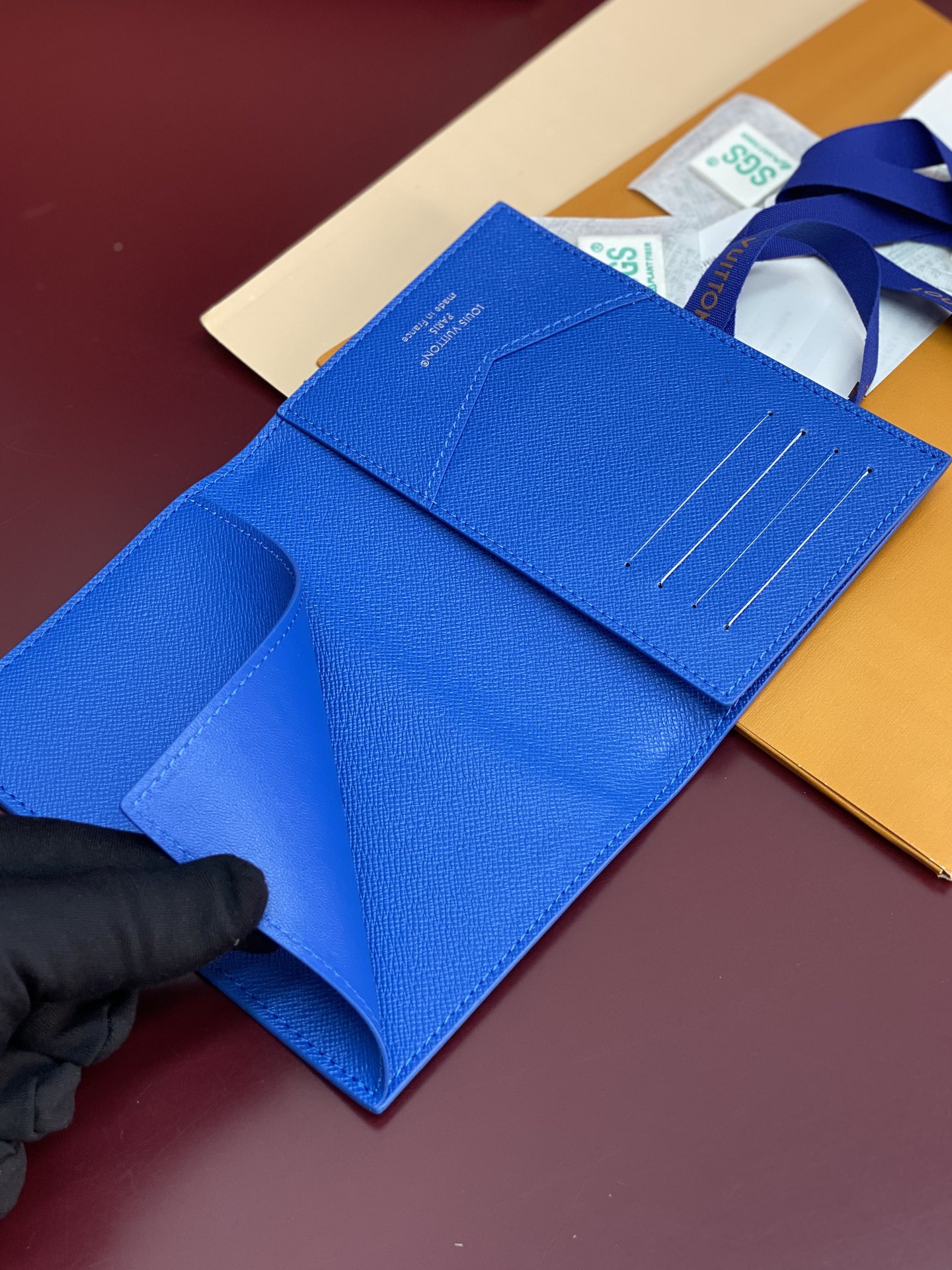 M14876 护照！蓝球！时尚出行的绝佳伴侣。质感奢华的粒纹小牛皮内衬，内部多隔层构造，风格经典的旅行配