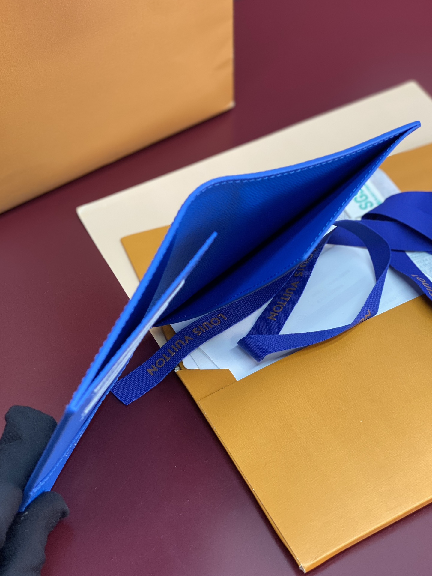 M14876 护照！蓝球！时尚出行的绝佳伴侣。质感奢华的粒纹小牛皮内衬，内部多隔层构造，风格经典的旅行配